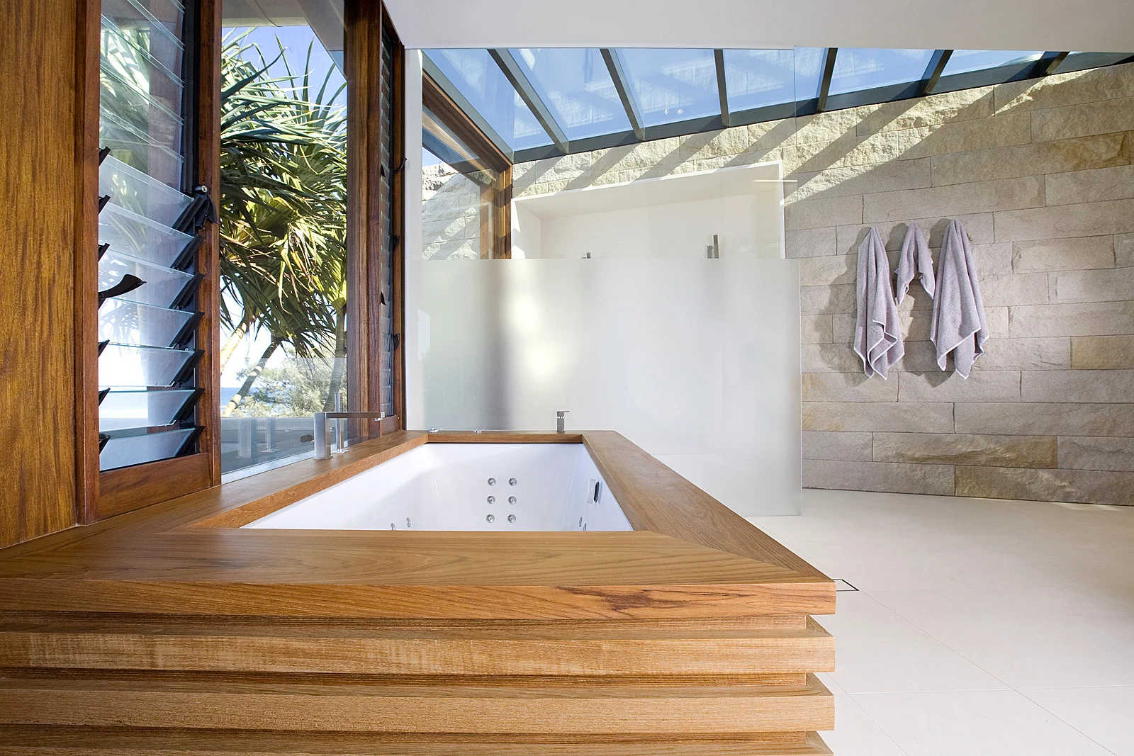Bathroom luxury: Split faced, sandstone wall