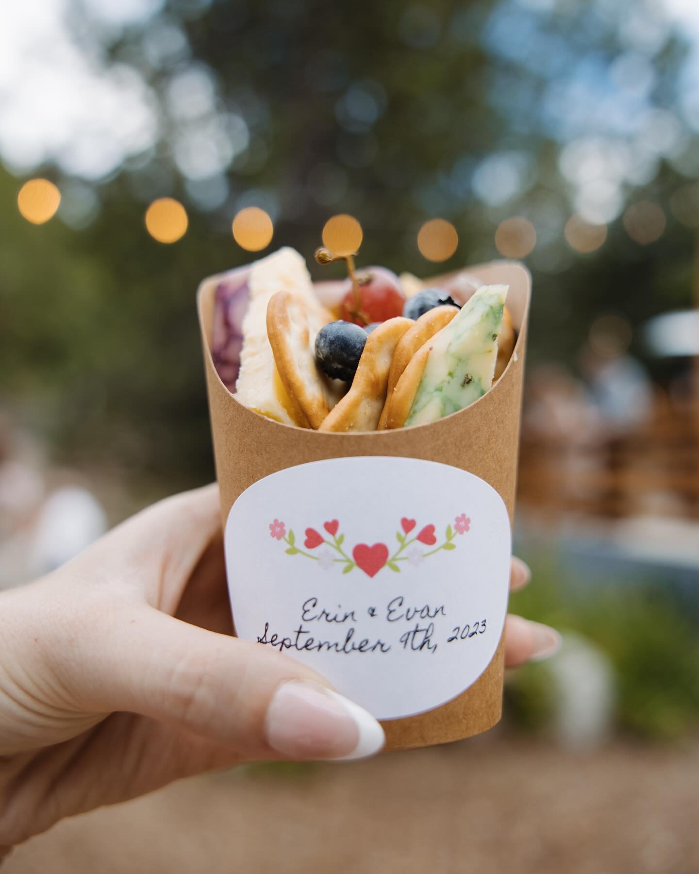 In a world full of lunchables, be a personalized charcuterie cup. ✨🍇🧀 

 

Catering | @foxinthewoodscatering 
Photo | @christinannephoto 
Venue | @millerslakearrowhead
Coordination | @eventsbyashly