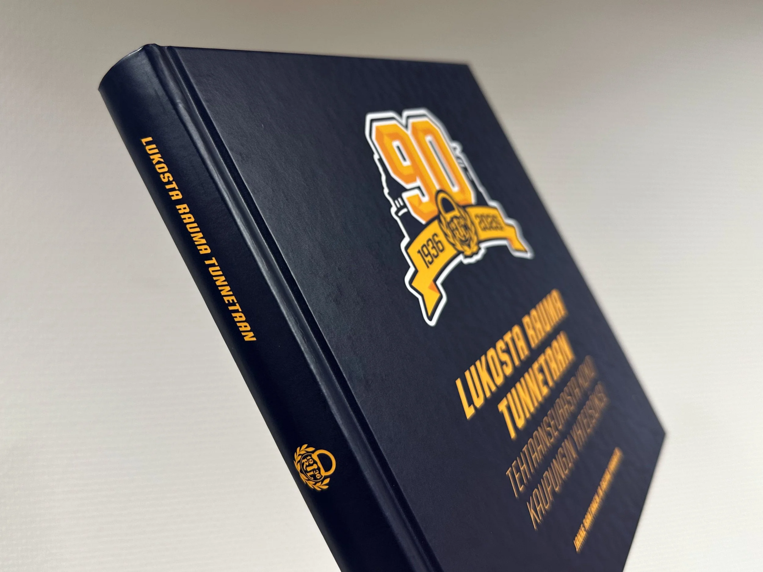 Koko Lukko-perhe esillä 90-vuotisjuhlakirjassa