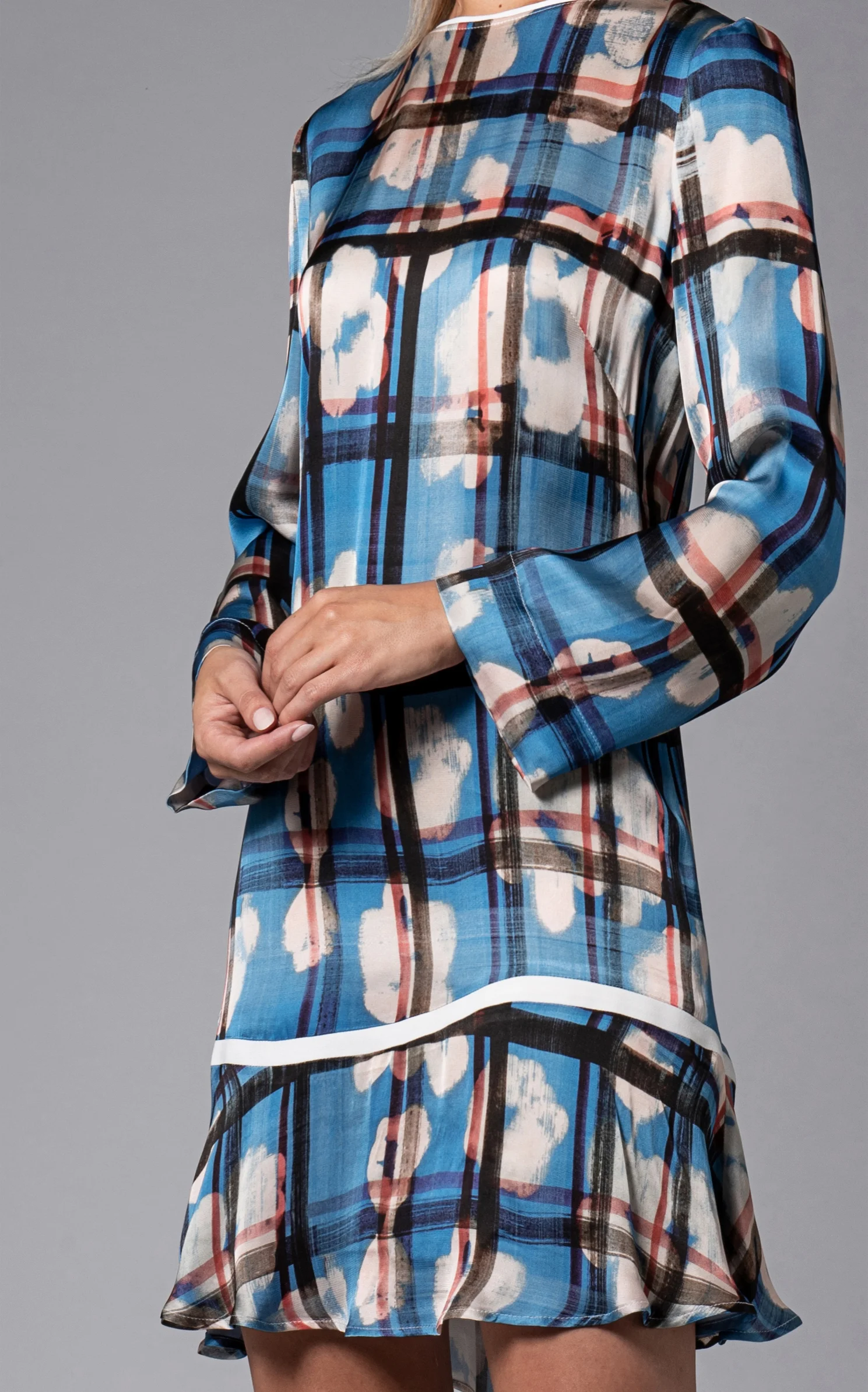 Sisters_SS19_BarnesDress_BlueFlower_CloseUp.jpg