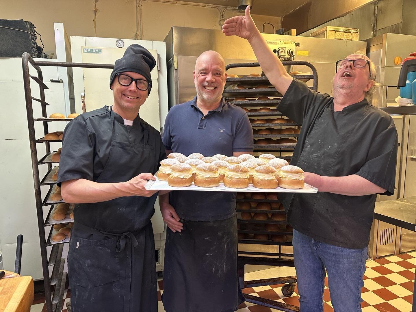 2024 - Liselott's Bakery.
Eines meiner Highlights des Jahres ist es, mit diesen beiden Künstlern abzuhängen. #semlor #liselottsbageri #davidathome