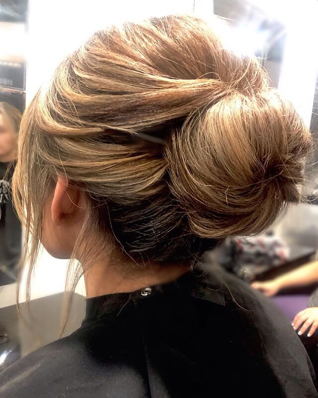 ✨Creating a soft undone look is sometimes even more work. Especially when your working with a activated curly texture. From Fro to Wow with @summerlyshae ⚡️ Unfortunately for me, I didn&rsquo;t end up Styling Summers hair for her Melbourne wedding du