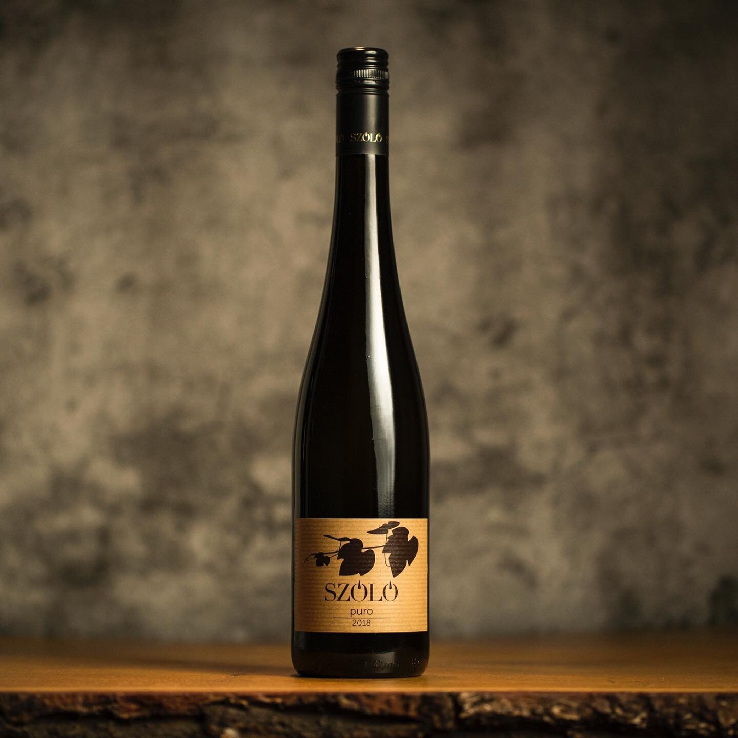 Puro 2018 | Sz&oacute;l&oacute; | T&aacute;llya | Hungary

Sharp, ample, powerful! 
Pure volcanic character. 
On the nose we find aromas of peach, apricot, quince and tea. The striking minerality and layered mouthfeel make for one of the most excitin