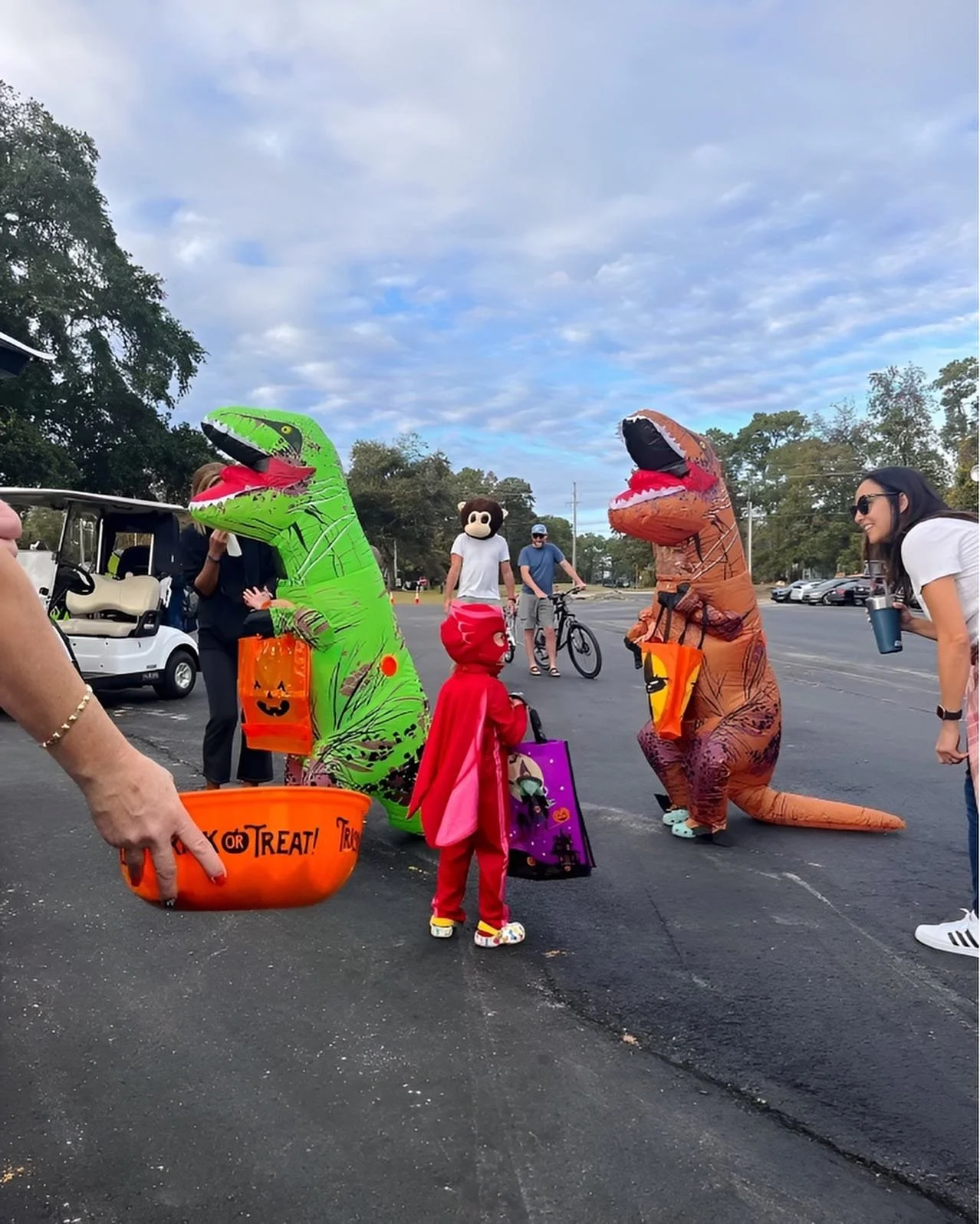 🎃👻Trunk or Treat 2024 @shaka_taco &amp; @ironcladgolf 
&gt;&gt;&gt;&gt; Swipe for more info! 

-Costume contests, best decorated golf cart contest, live music &amp; more!! 
-Sunday, October 27th, 3-6pm 🤙🏼 Don&rsquo;t miss out this year on some fu