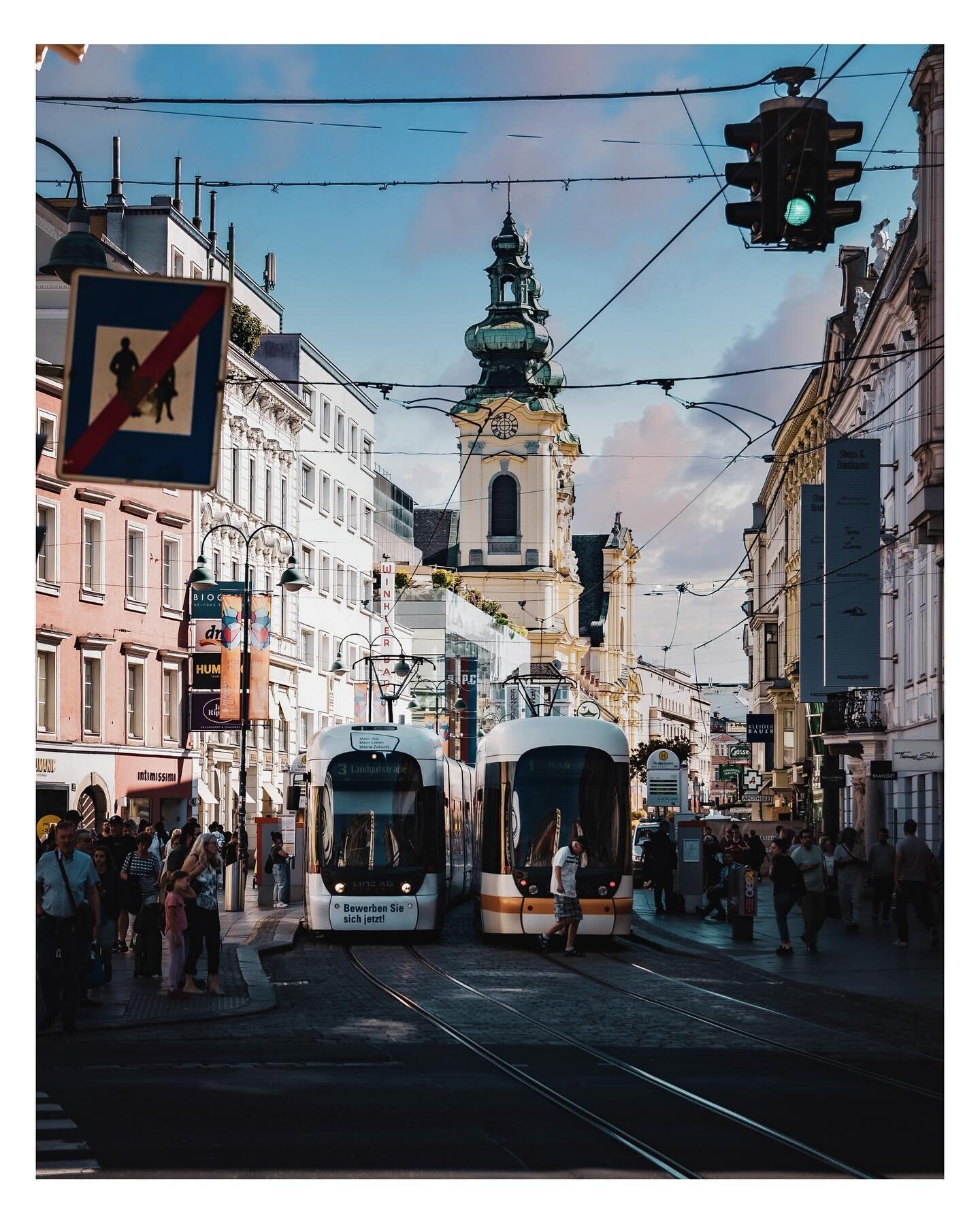 City Life in Central Linz. 🇦🇹

#streetphotography #architecture #landscape #photography #linzcity #streetstyle #architecturelovers #landscape_lovers #photographysouls #linzaustria #street #architecturephotography #landscapephotography #photographyl