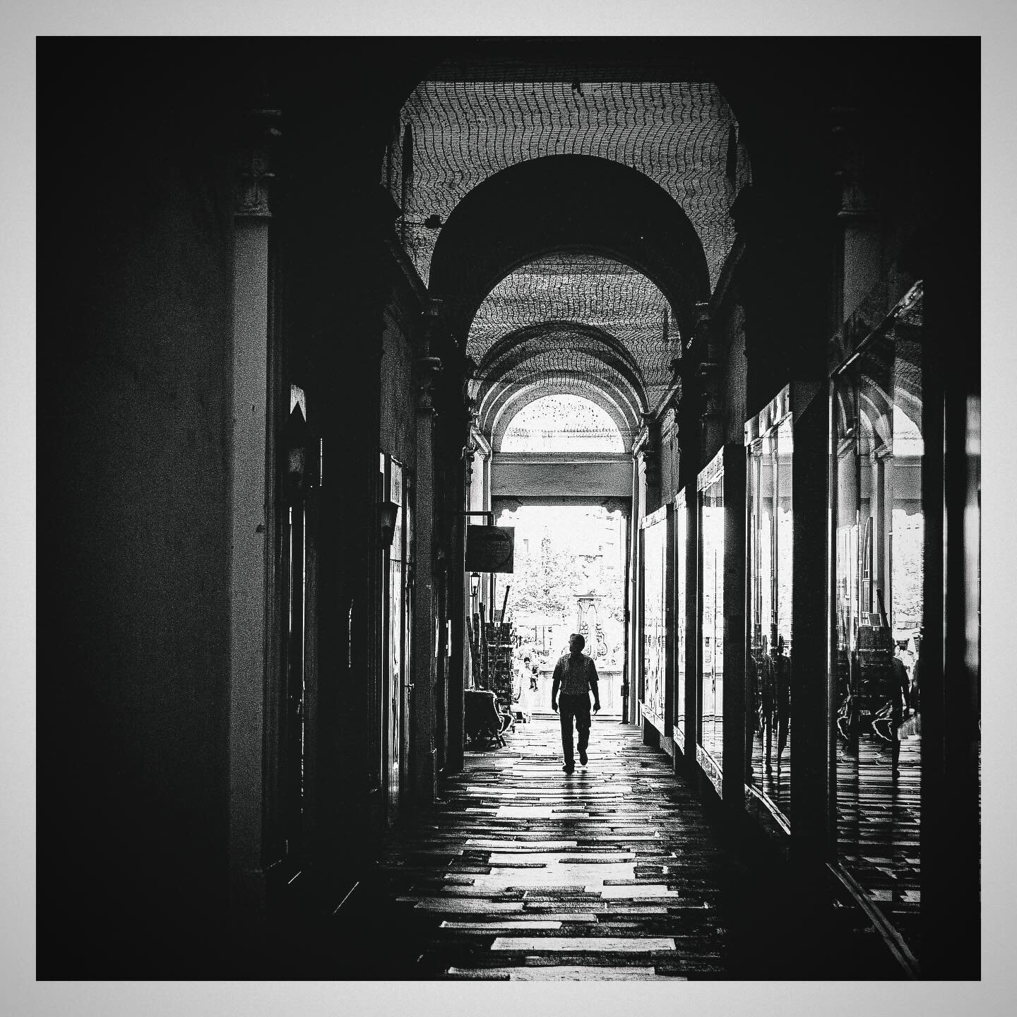 Walking the tiny pathway to the Hauptplatz in Linz. Small shops are distributed along the way.

#streetphotography #architecture #landscape #photography #linza #streetstyle #architecturelovers #landscape_lovers #photographysouls #linz #street #archit