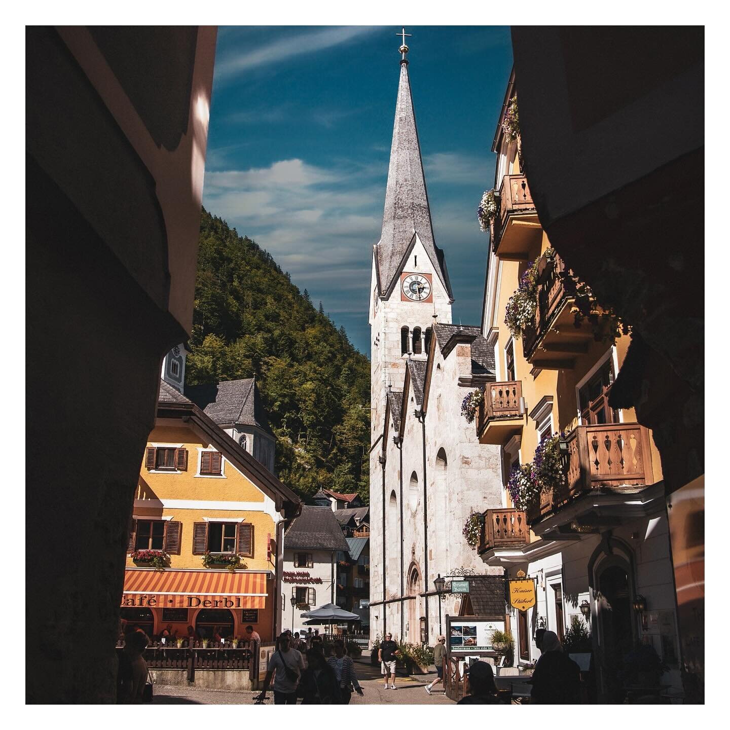The market square of the UNESCO World Heritage town is definitely one of the nicest places in Hallstatt. Each year guests, from around the world, meet at the historic square, surrounded by picturesque little houses. Here visitors will find cosy cafes