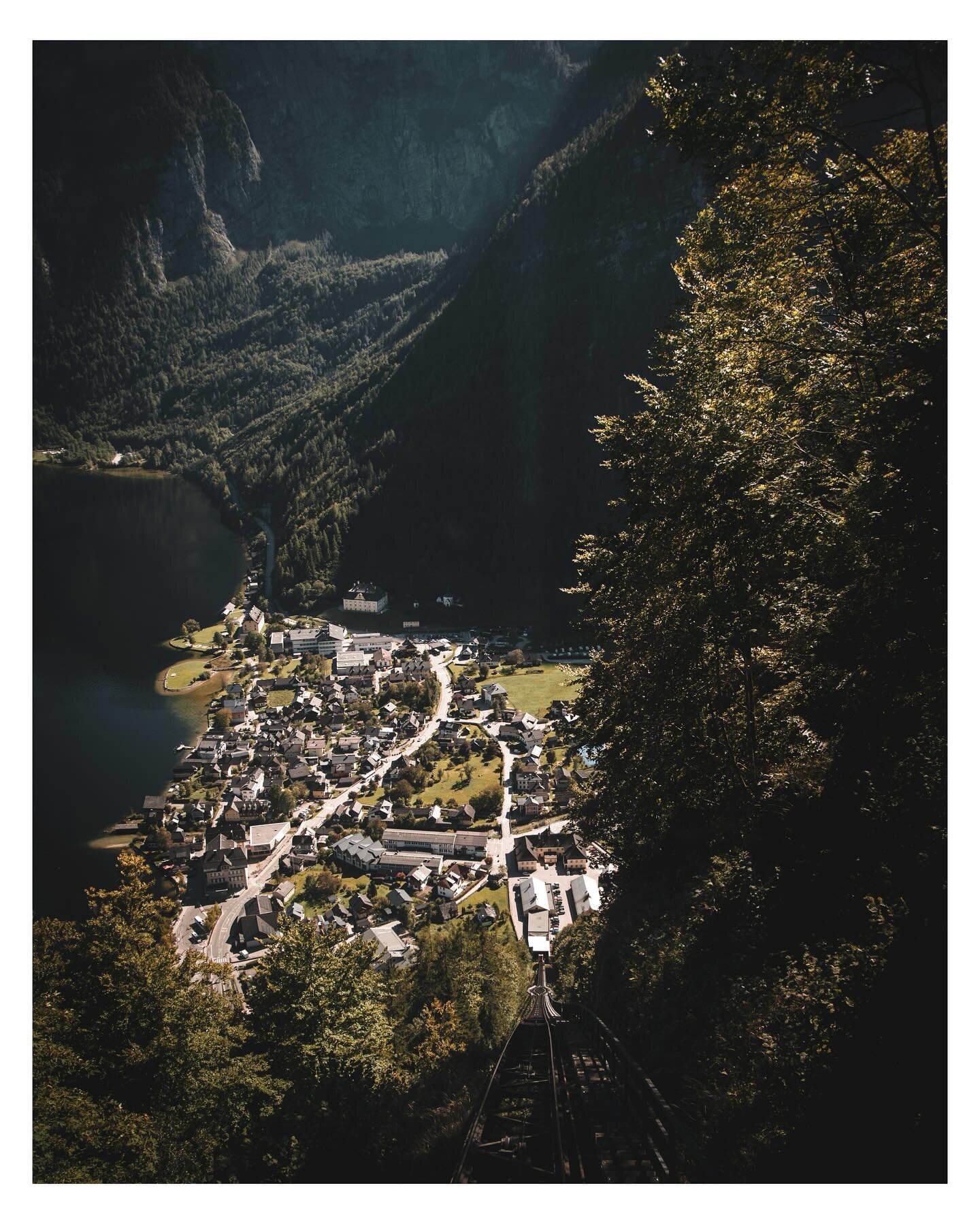 The Salzberg cable car takes you comfortably up to the Hallstatt high valley. The panoramic lift and bridge continue to the restaurant and viewing platform. Here you can see the sun flooded valley from inside the cable car. What a view!

#landscape #