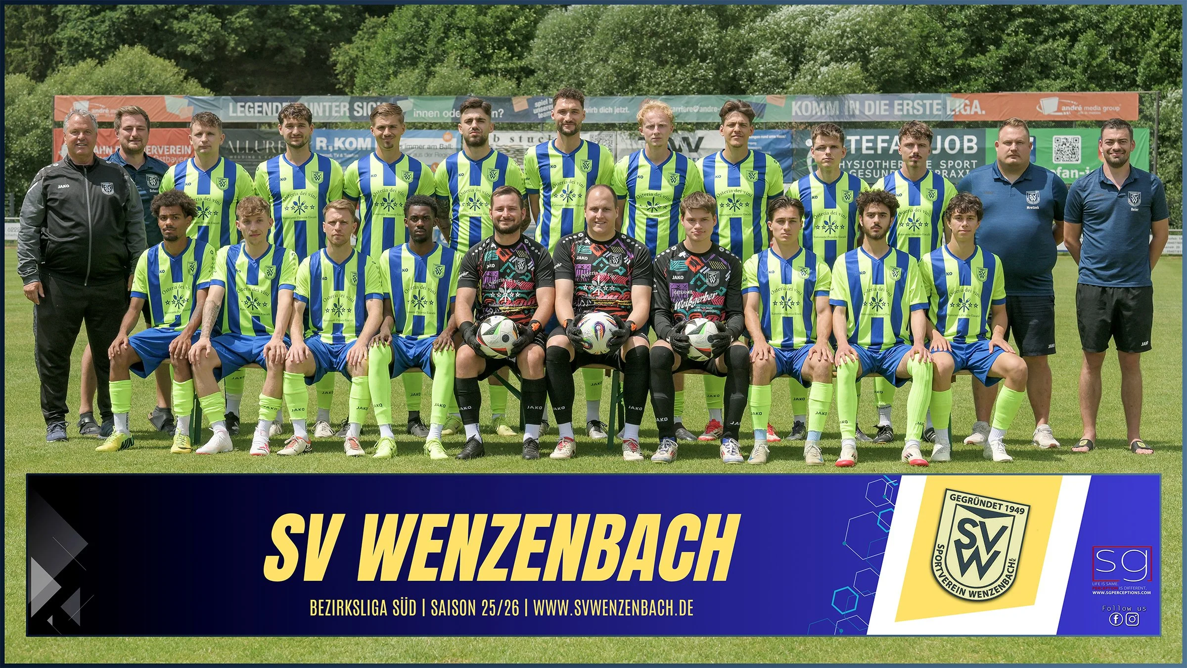 Fußballmannschaft von SV Wenzenbach posiert auf dem Spielfeld, sonniges Wetter, Team trägt blau-grüne Trikots, einige Spieler sitzen, andere stehen, Trainer und Betreuer an den Seiten.