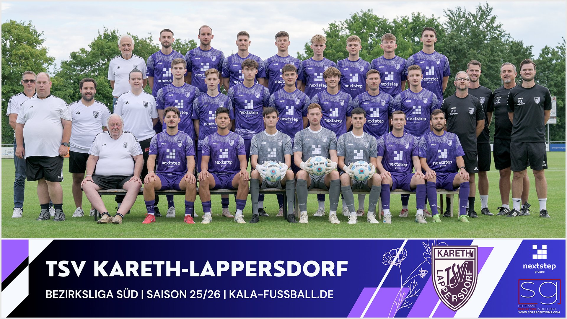 Gruppenfoto der Fußballmannschaft TSV Kareth-Lappersdorf mit Trainern und Betreuern auf dem Fußballfeld, Sommer 2025/26, Bezirkliga Süd.