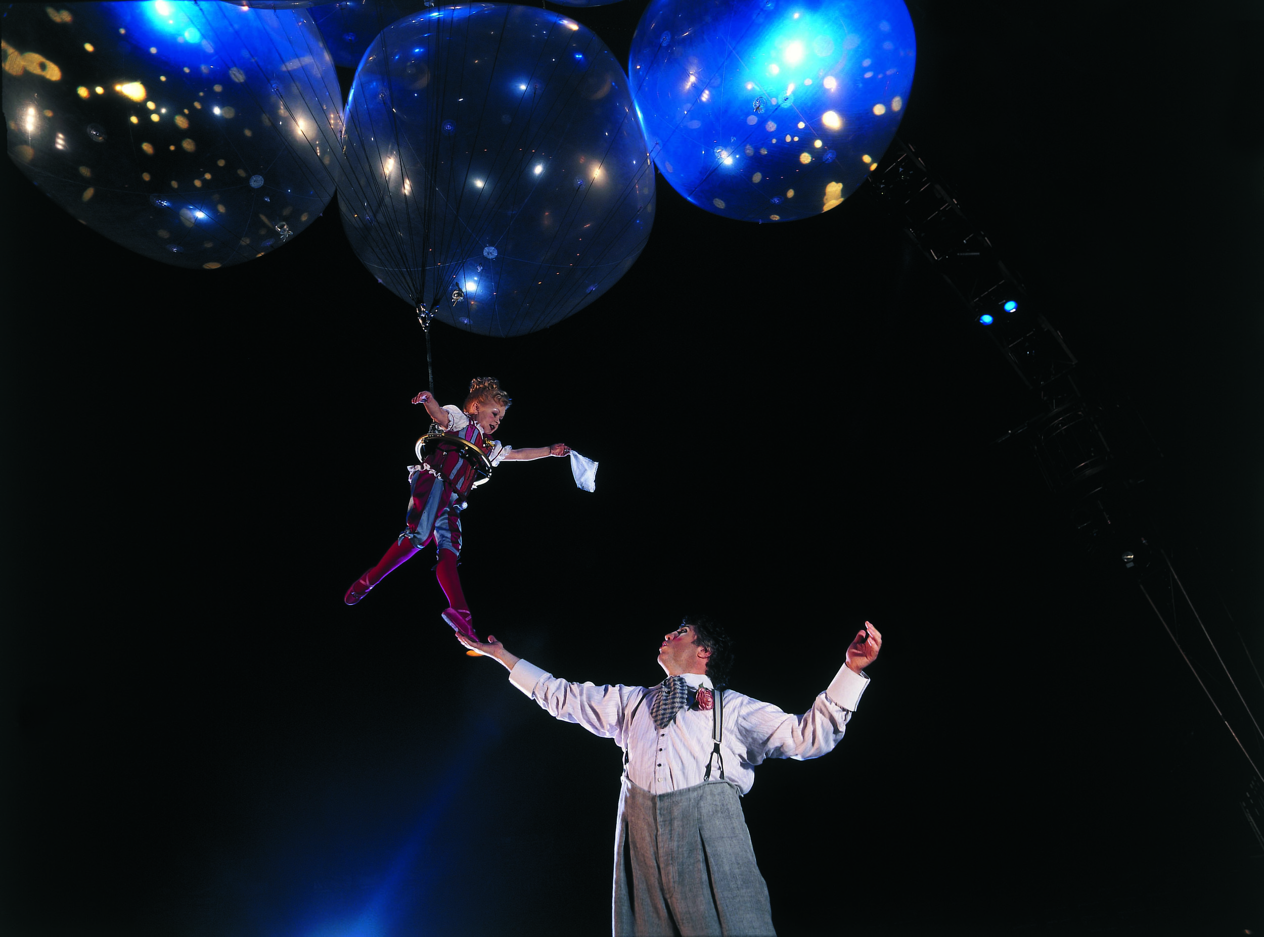 Illu 8 -Cirquedusoleil_Corteo_HeliumDance_2.jpg