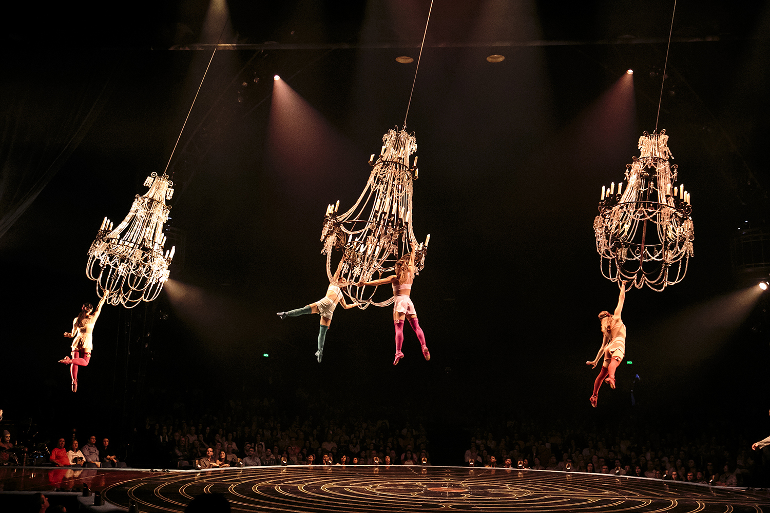 Illu 8 -2 Cirquedusoleil_Corteo_Chandelier_2.jpg