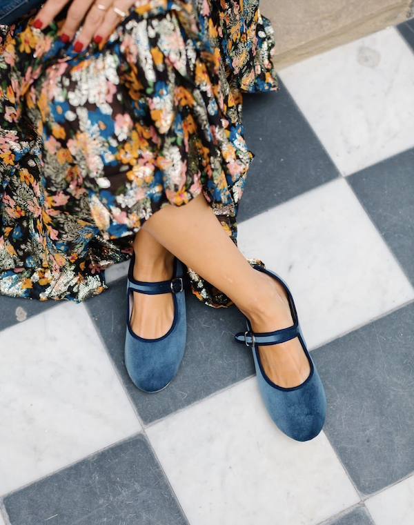 Moi blue with skirt.png