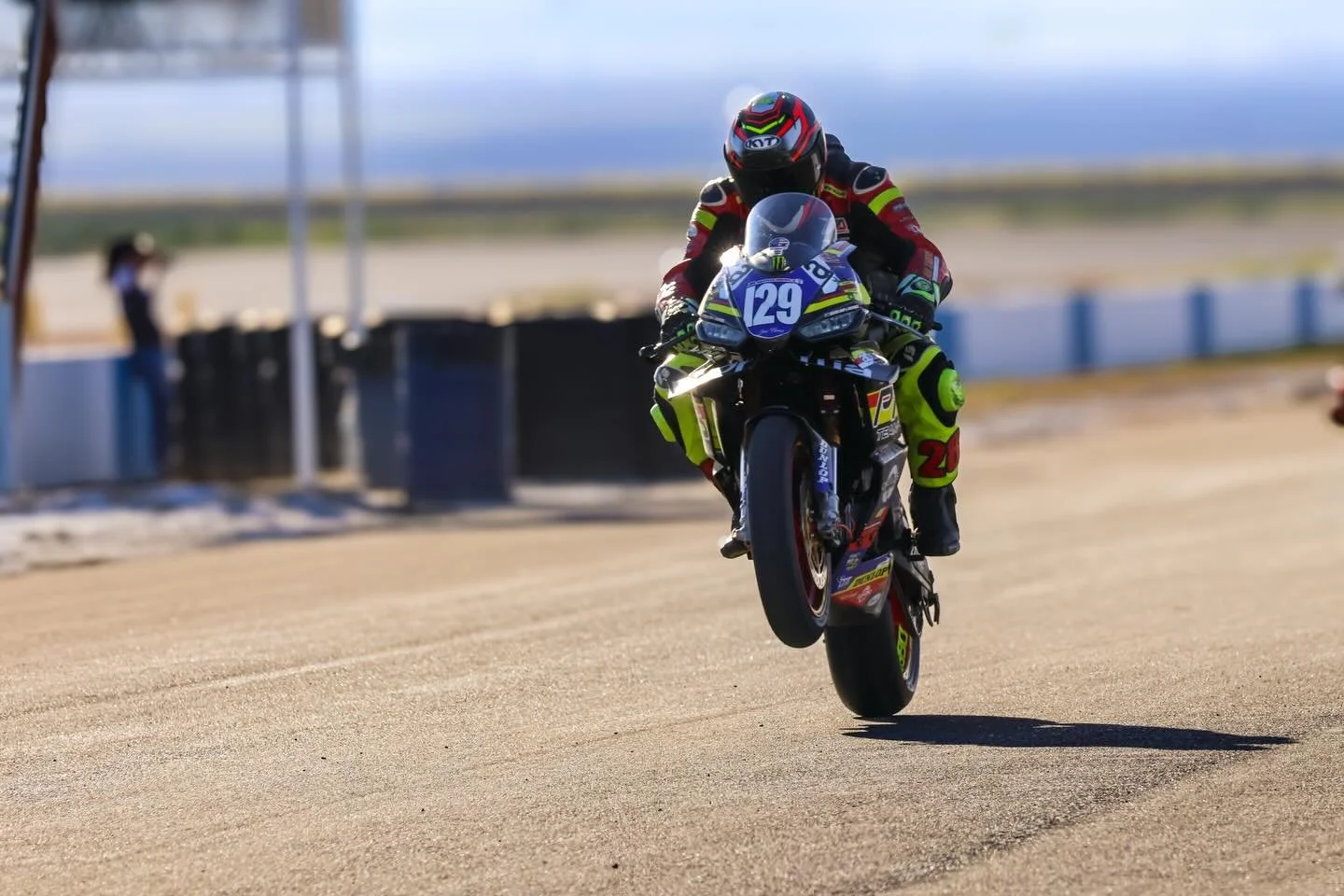 Just checking if the front tire is still there.
Yep&hellip; still good. Carry on #wheeliewednesday 🏁
&bull;
@race_cra 
&bull;
📸 @geekychica_marketing