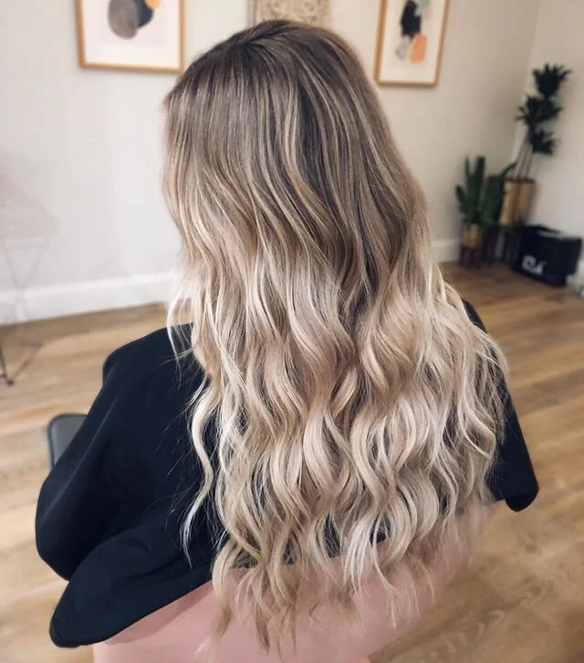 Late night shenanigans &amp; hair for daze 🍕🍷 all the beachy blonde &amp; 22&rdquo; hair for my girl.

2 rows of @isla.naturalbeadedrows @naturalbeadedrowsextensions &amp; full head of foilayage to create this gorgeous custom color. Check out my st