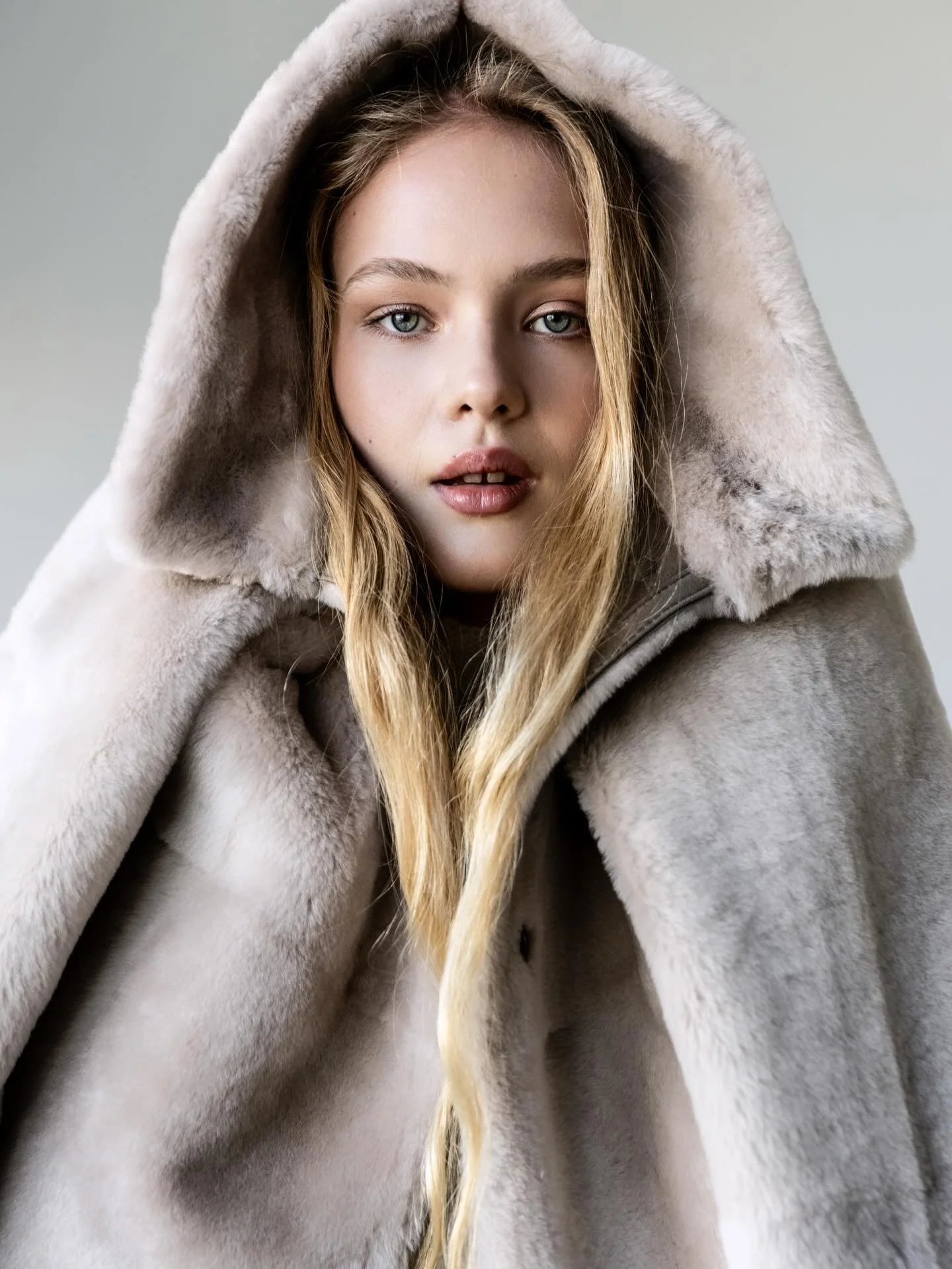 @feldurverk ✨

Designer @martaheidars 
Assistant designer @mundurr 
Photograper @annamaggy 
BTS @sigridurr 
Makeup by me @sigrunstylist @sigrun899 
Styling @huldahalldora 
Model @fjolagerdur @eyagency 

#makeup #makeupartist #skin #glow #pictureofthe