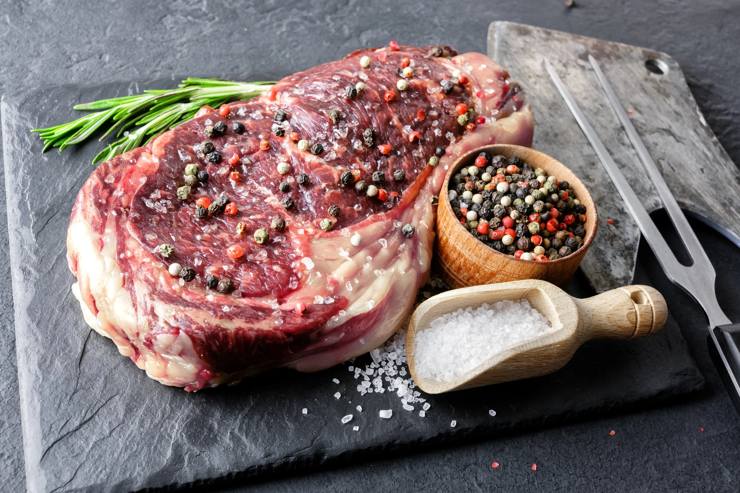 marbling-ribeye-steak-on-black-plate-PRQFTPC.jpg