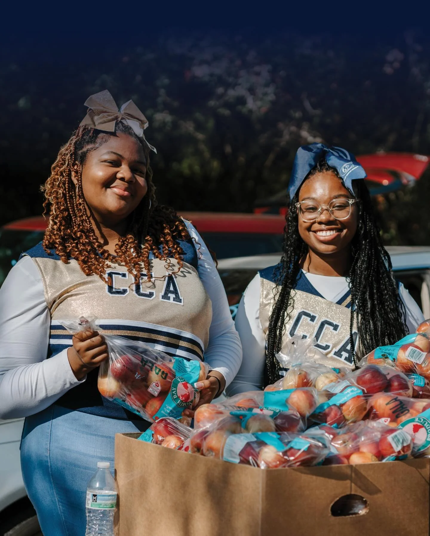🦃 Thankful to Serve! 🧡

Over 60 of our high schoolers and our amazing first graders helped distribute groceries at the @daytonadreamcenter community Thanksgiving food drop this week. 

This past month, classes of all ages have done an amazing job h