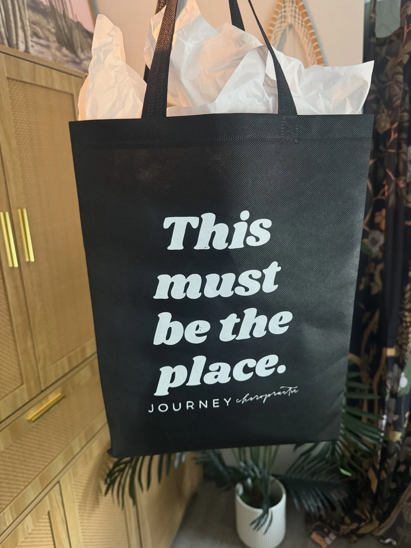 GIVEAWAY TIME! These local businesses donated to our 6 Year Anniversary Giveaway. 
Giveaway Includes:
—30 min Organic Facial & 30 min Contrast Therapy session (cold plunge & sauna) at Haven
—$500 gift card to @journeychiro.kc 
&m