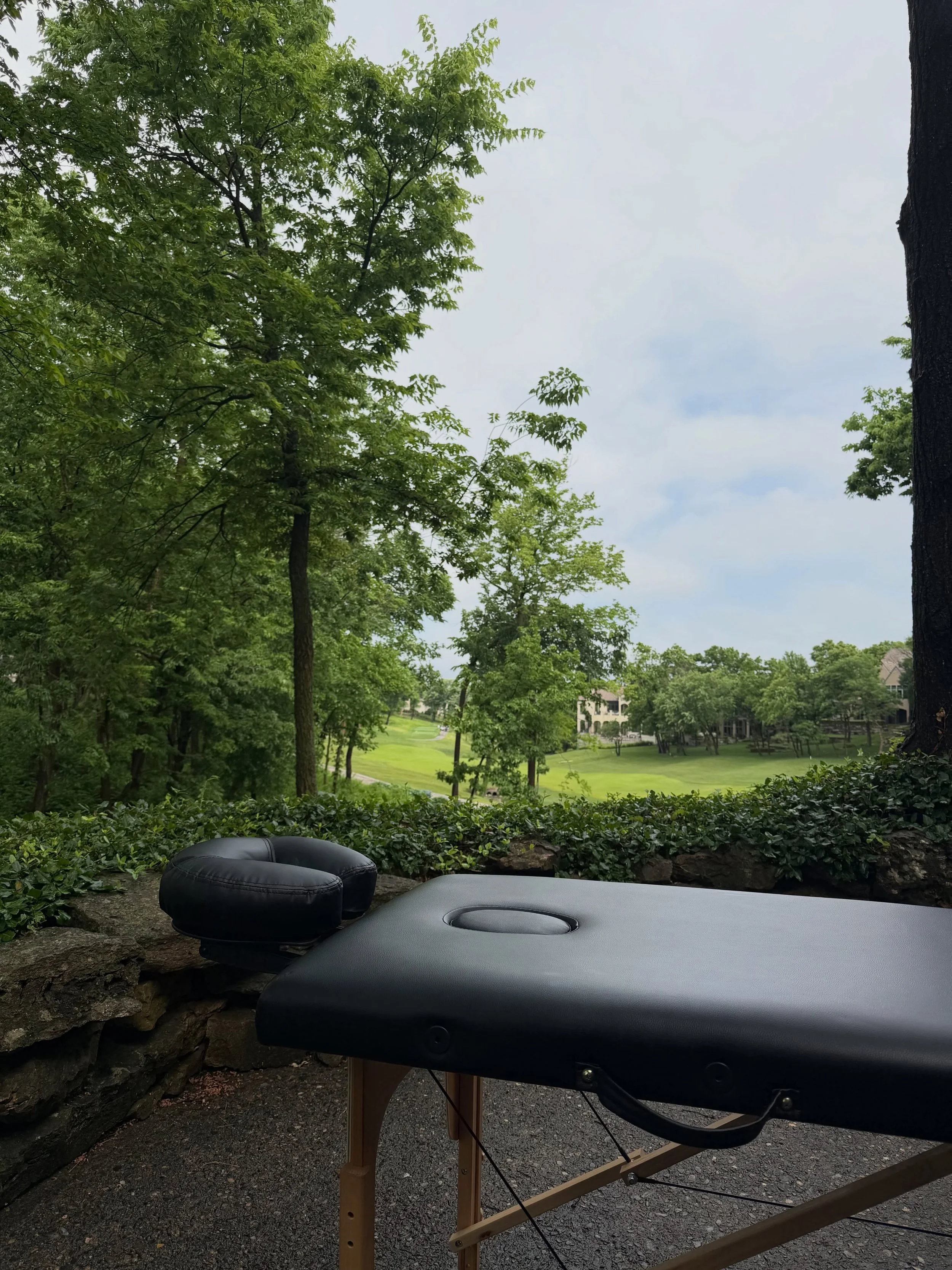 We started the morning on the golf course providing golfers some pre-game massage to help relax and prepare their bodies! 🏌️

Common issues we treat on golfers:
&mdash; low back pain 
&mdash; shoulder/rotaor cuff pain
&mdash; &ldquo;golfer&rsquo;s e