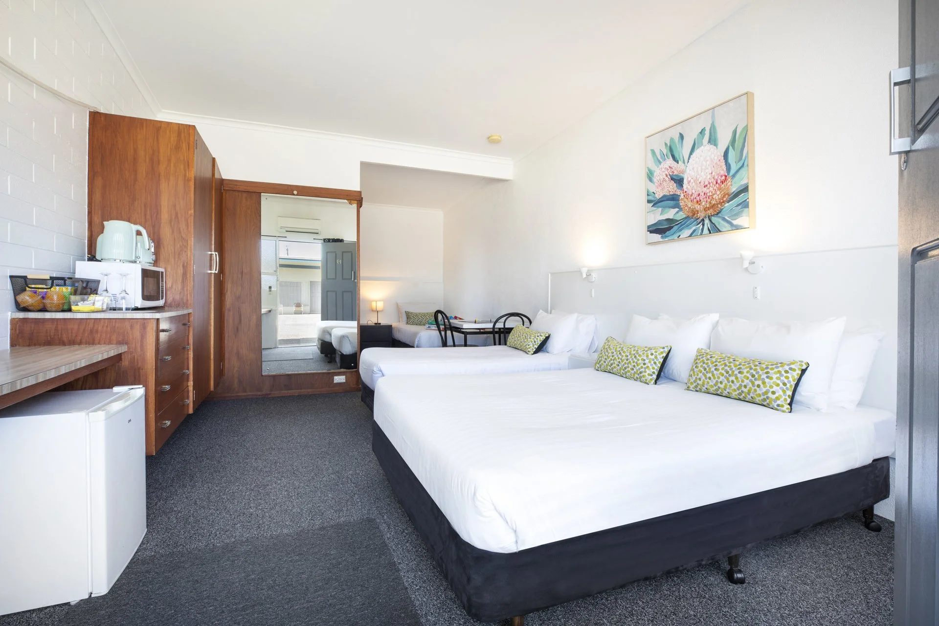 SHIP_INN_MOTEL_2317.jpg