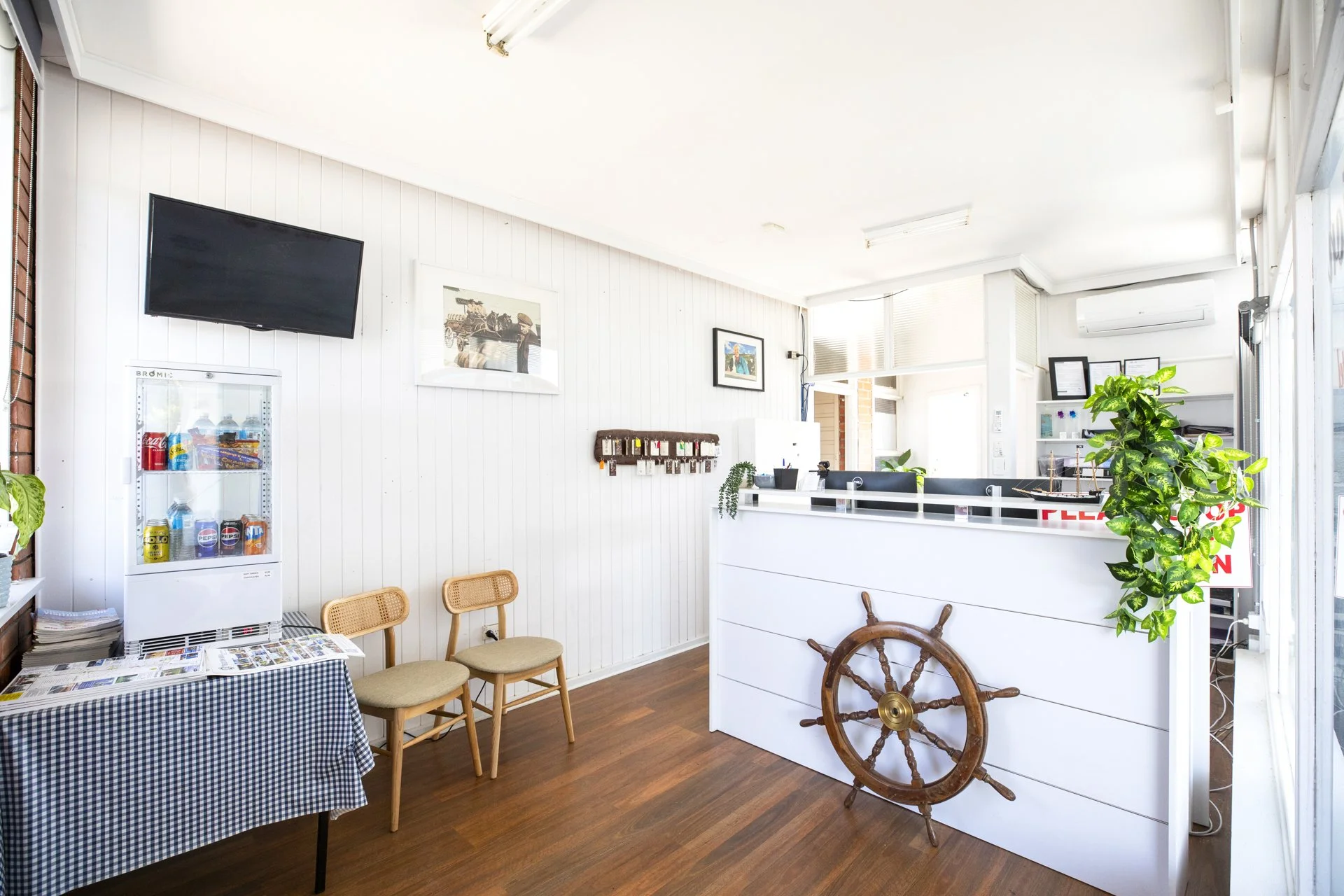 SHIP_INN_MOTEL_2389.jpg