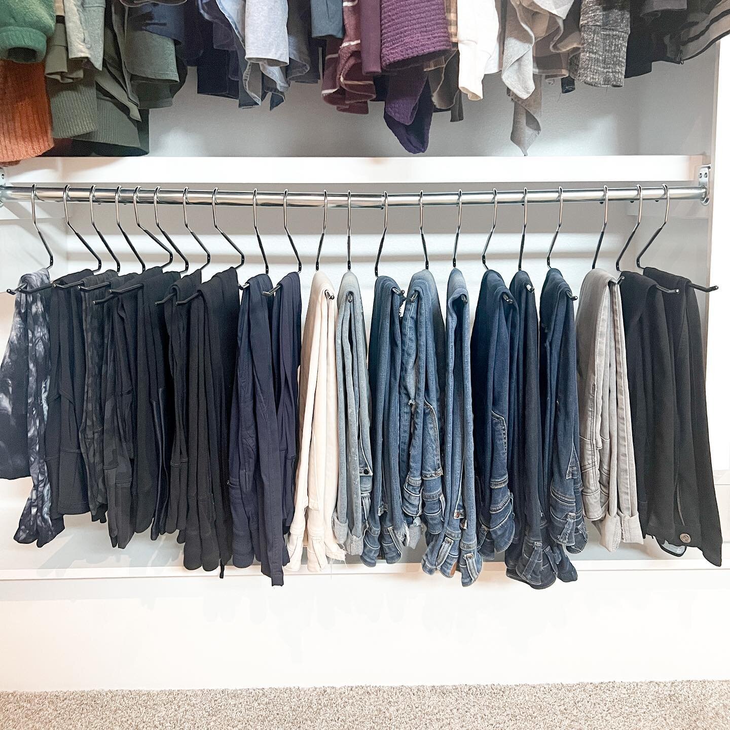 When it comes to pants, are you Team Hang or Team Fold? If you have more hanging space and prefer to hang your pants, these hangers are a must! You can easily grab the pair you need and they won&rsquo;t just bunch up at the end of the hanger!⁣
⁣
#org