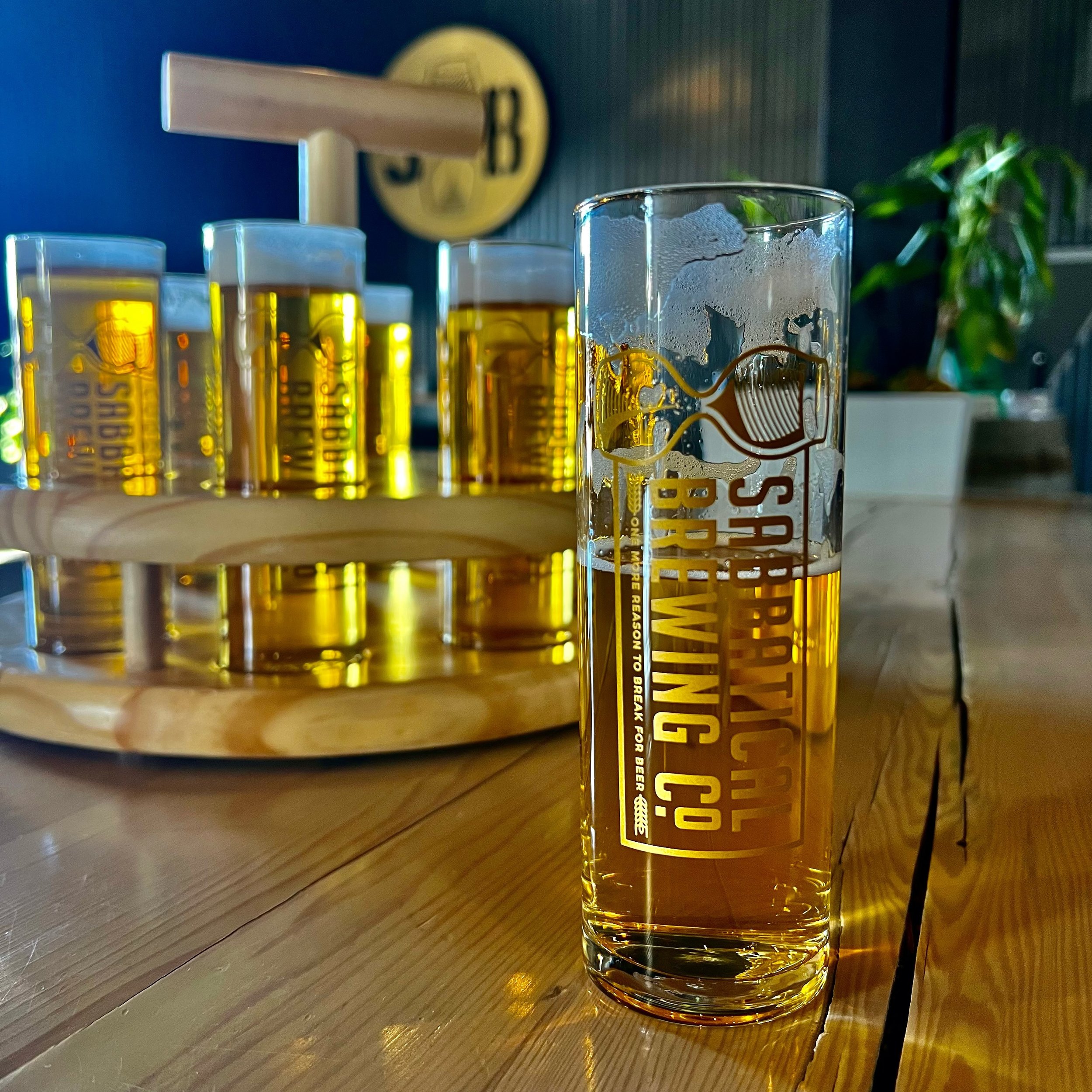 𝗝𝗨𝗦𝗧 𝗚𝗘𝗧 𝗧𝗛𝗘 𝗞𝗥𝗔̈𝗡𝗭👌🏼

Whether you&rsquo;re flying solo or leading the flock, nothing relieves the stress of decision fatigue like a Kr&auml;nz full of our K&ouml;lsch-style ale, All the K&ouml;&ouml;l Kids!

At only $2/pour, there&r