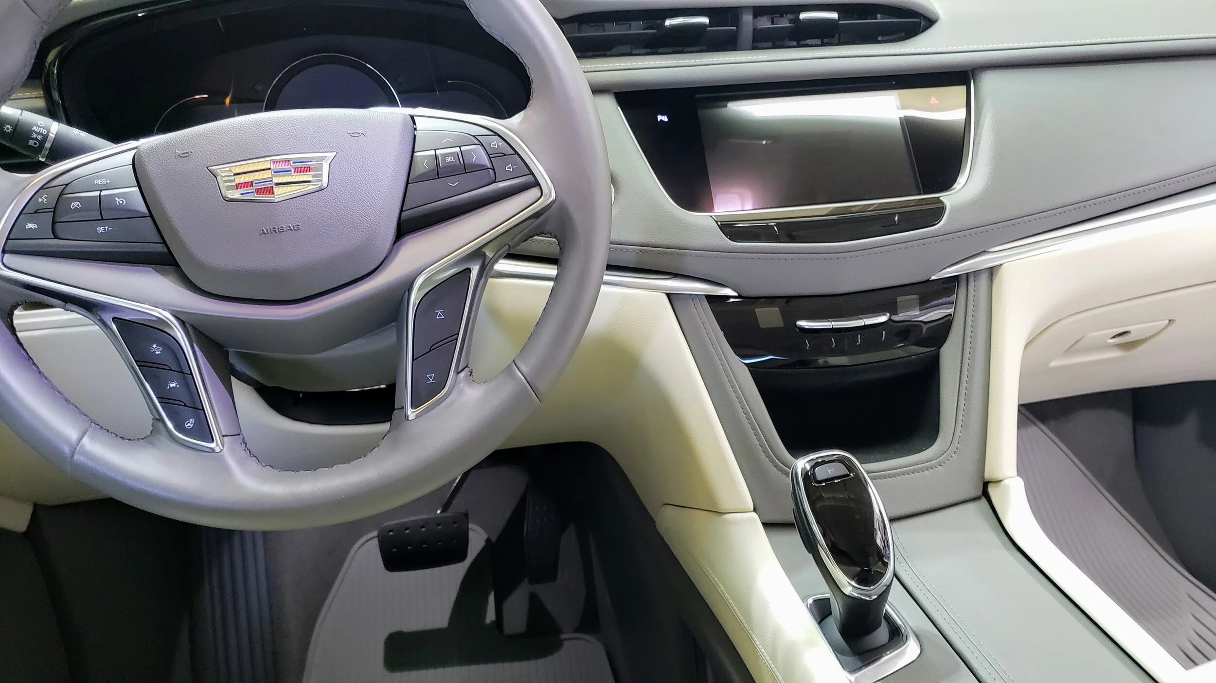08_Interior_Front_Center.jpg
