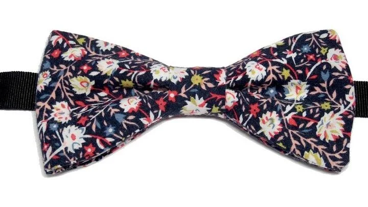 Noeud-papillon-marine-fleurs-blanches-bords-droits_2_720x.jpg
