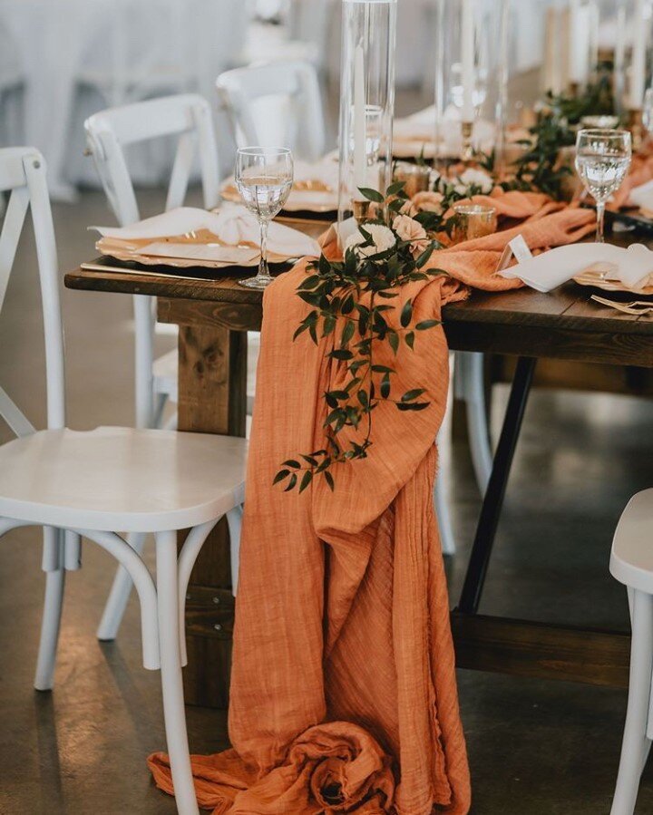 . DECO DE TABLE . ⠀⠀⠀⠀⠀⠀⠀⠀⠀
⠀⠀⠀⠀⠀⠀⠀⠀⠀
Avec notre équipe deco de choc @lespetrolettesdeco, nous avons eu envie de mettre en avant le wedding design, vous connaissez? C&rsquo;est cette capacité à introduire votre déco dans chaque élément de votre