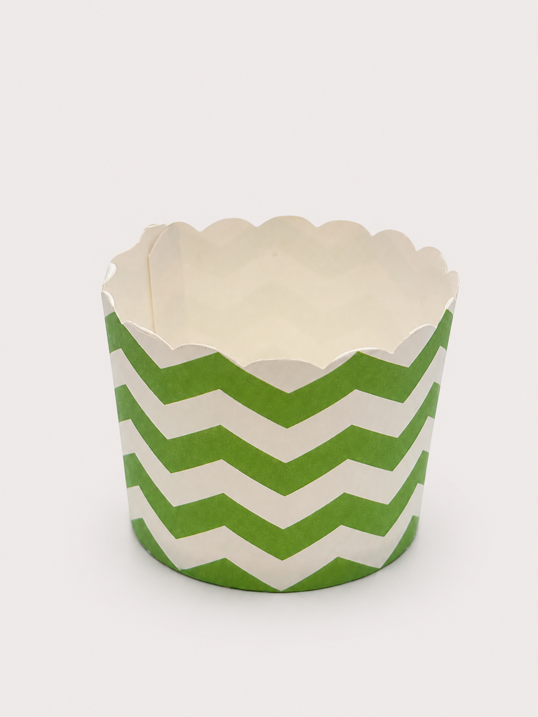 Lot de 25 caissettes à muffins vert et blanc Bleekcup’s sur fond neutre.