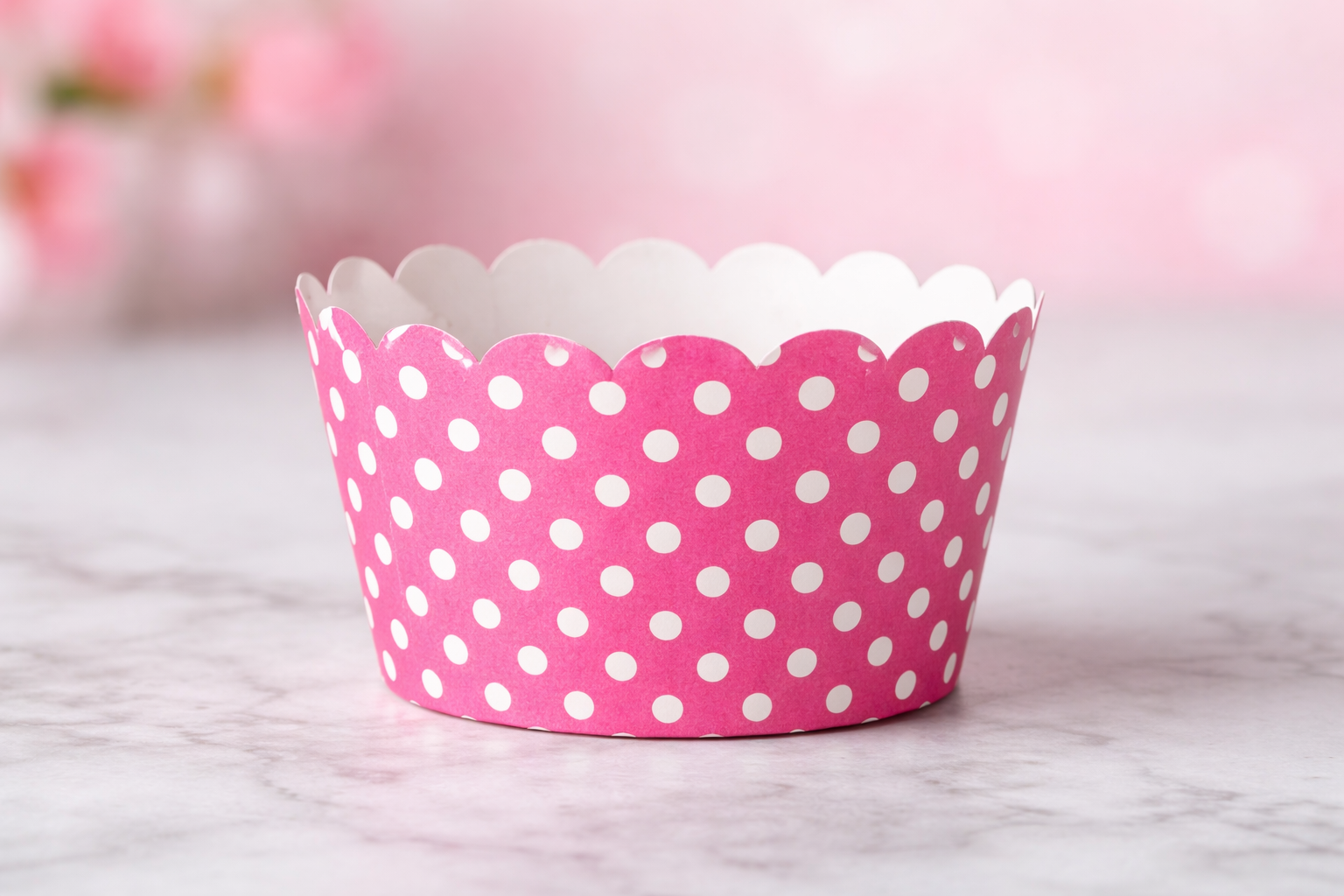 Caissette en papier rose à petits pois blancs Bleekcup's pour cuisson de cupcakes.