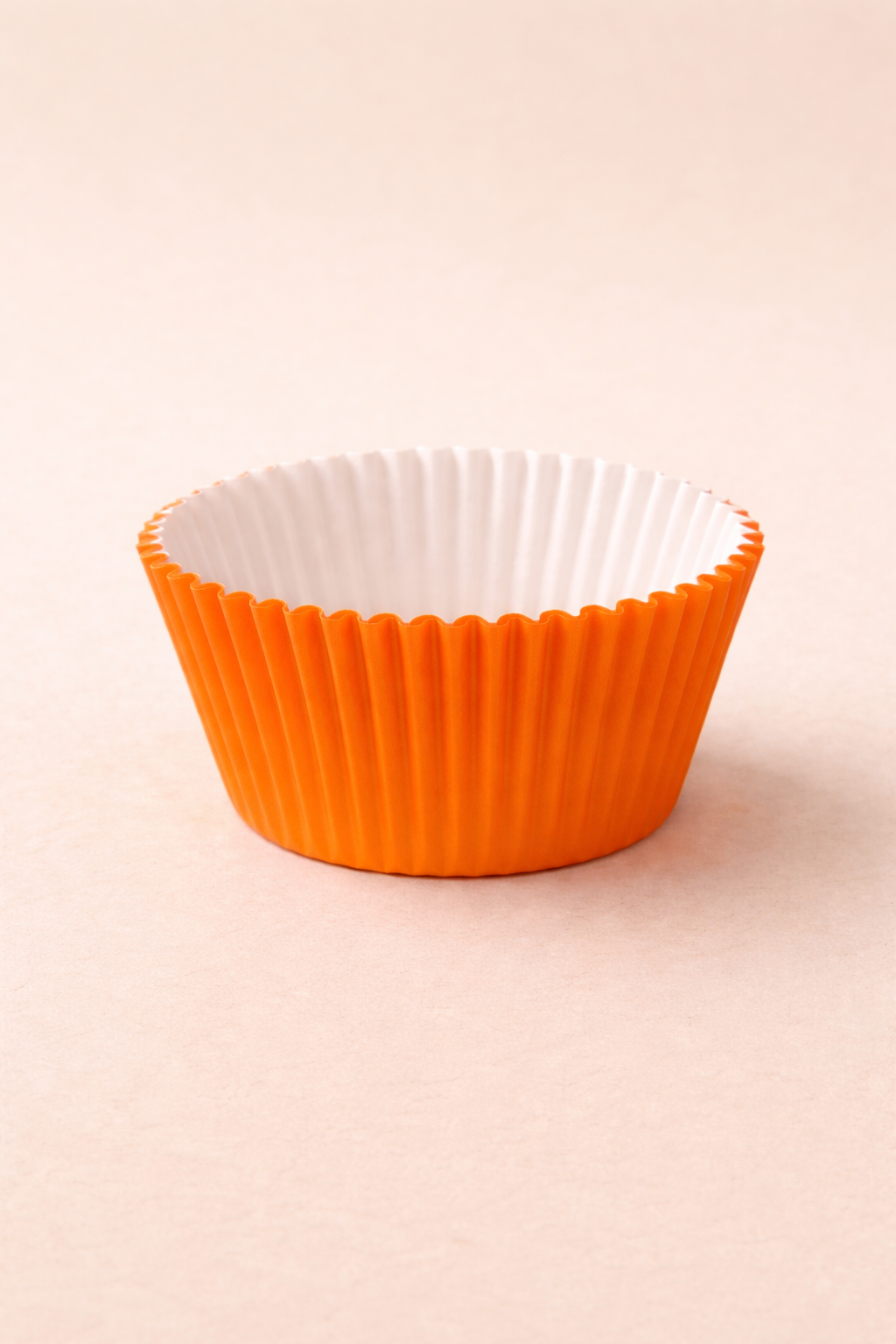 Caissette en papier orange uni Bleekcup's pour la cuisson de cupcakes et muffins.