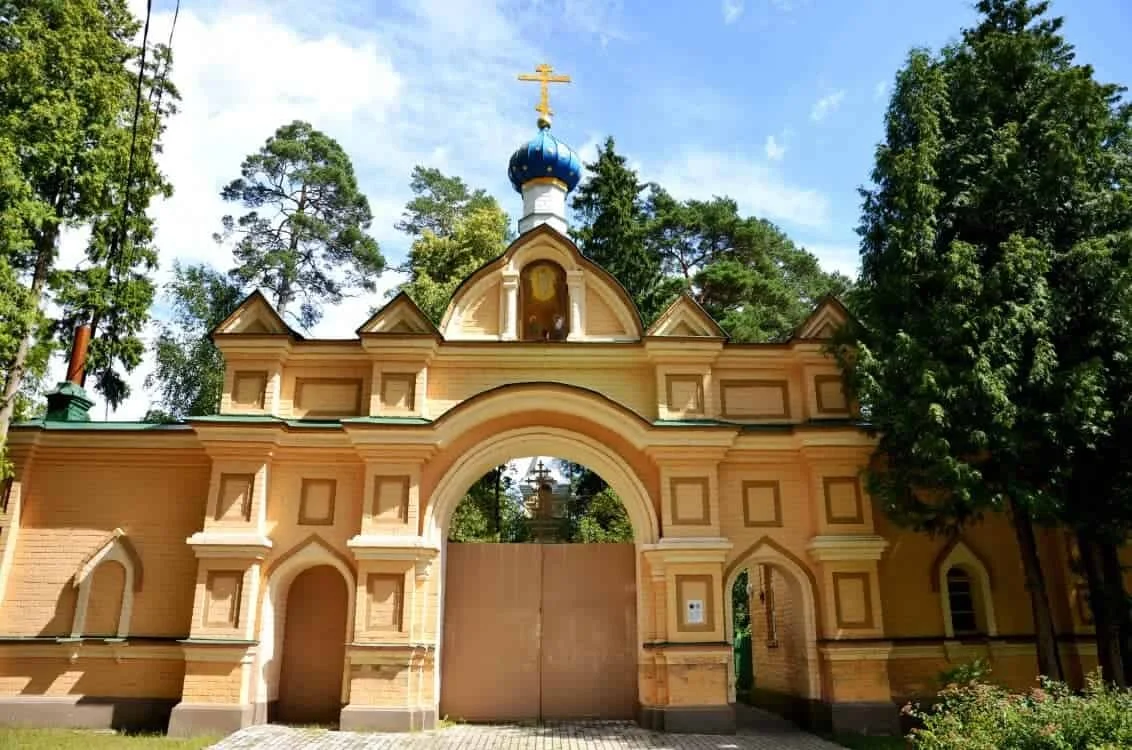 Gates of the Spaso-Preobrazhenskii hermitage in Valgunde