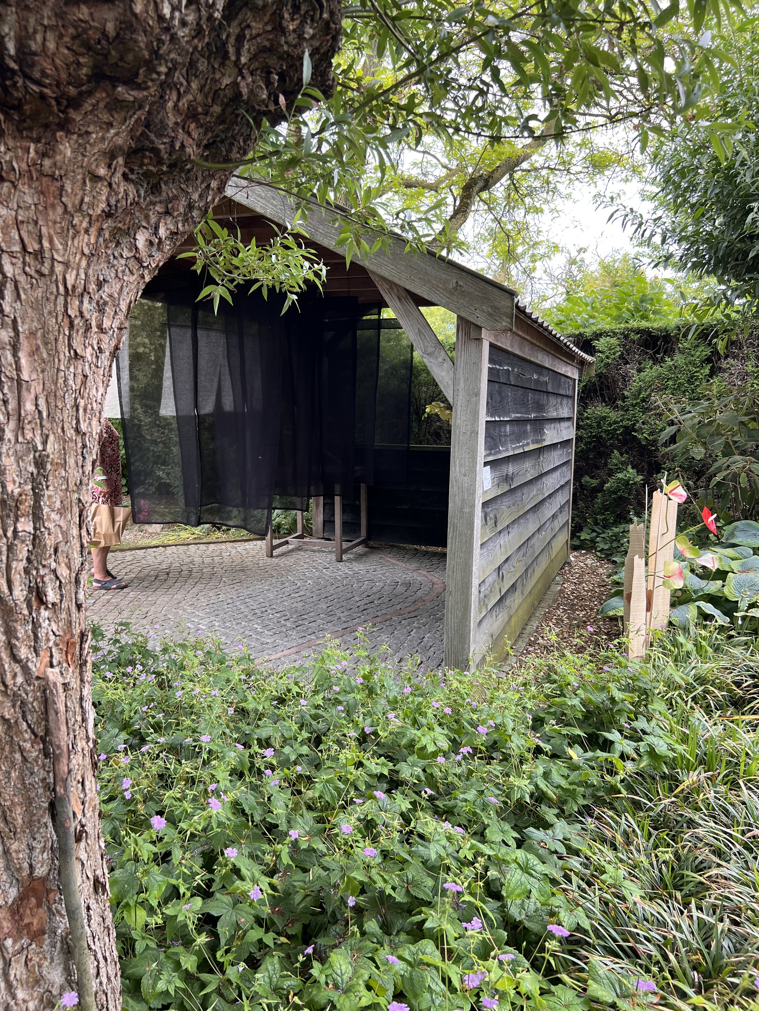 Vanaf het tuinpad waren twee installaties zichtbaar. 