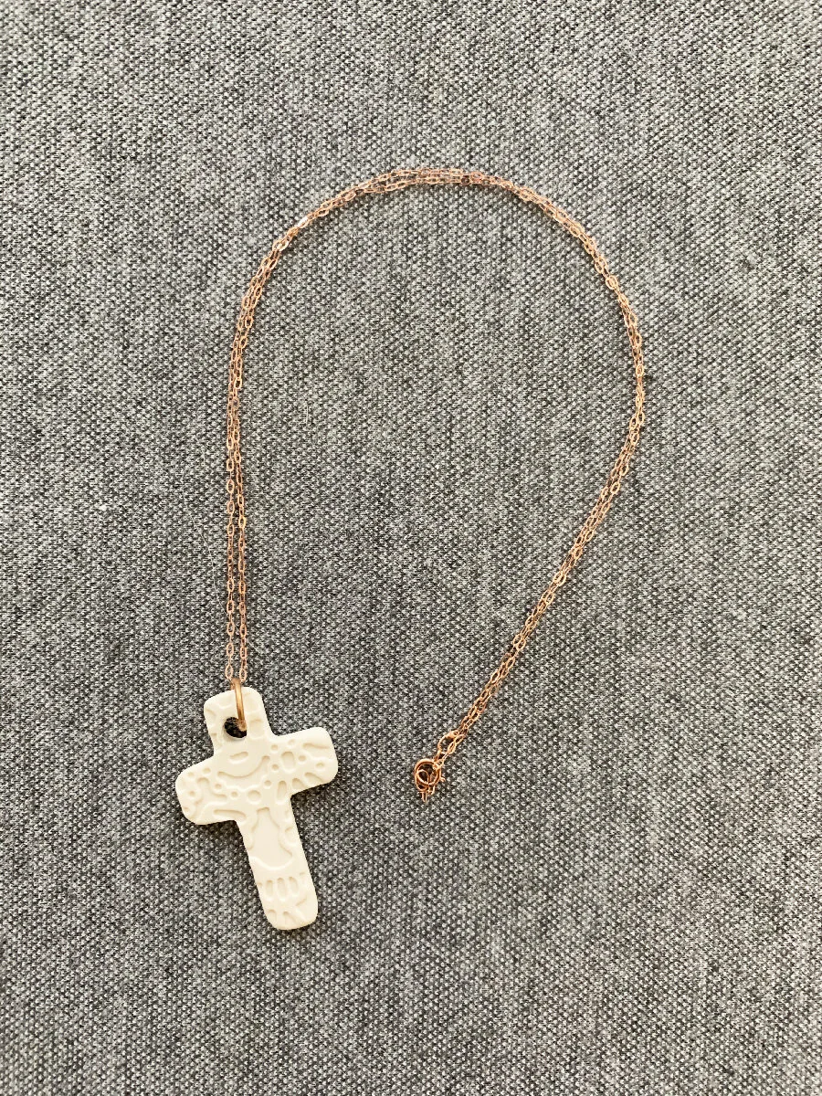 Pendentif croix en céramique avec chaîne en or