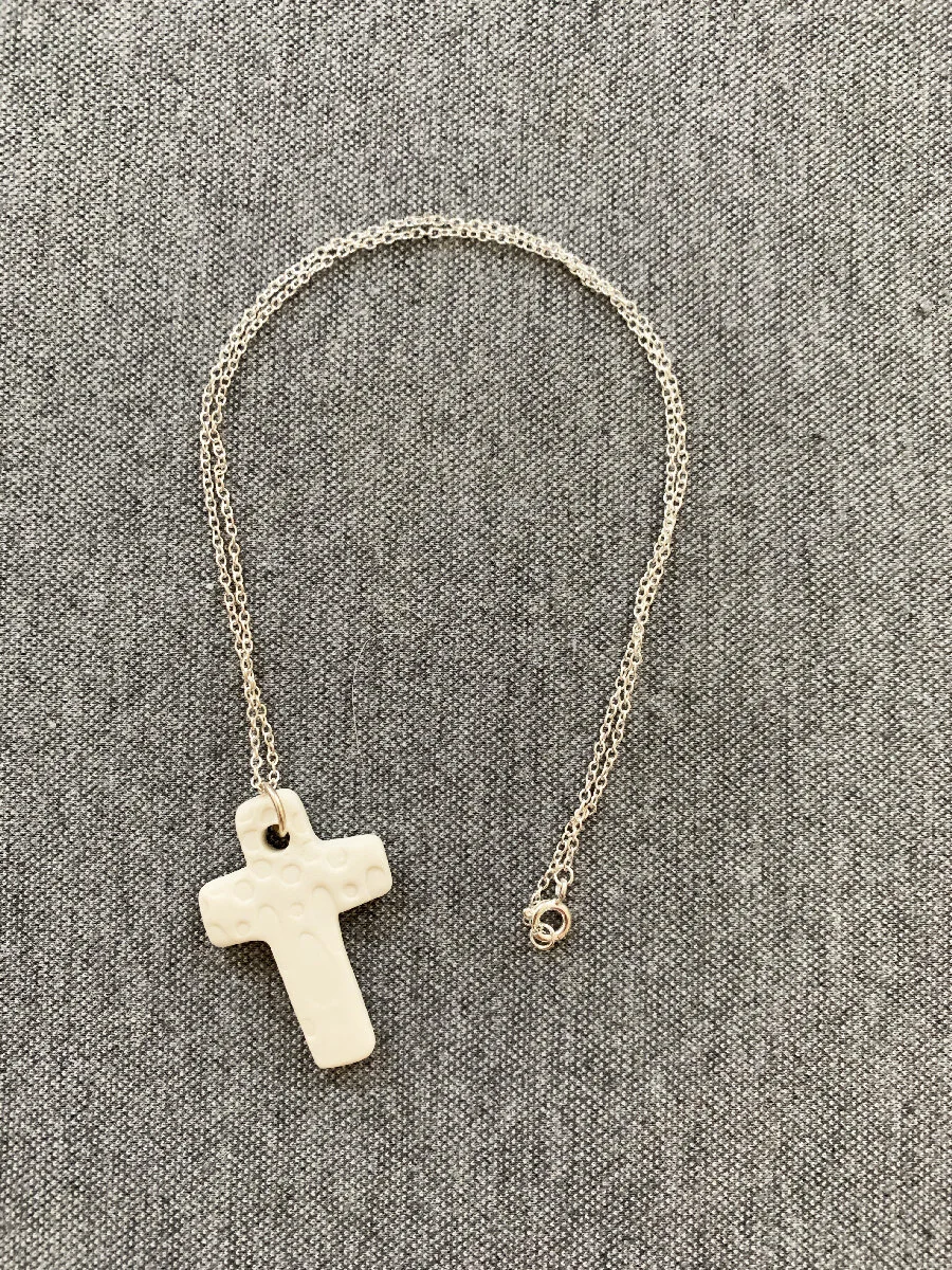 Pendentif croix en céramique avec chaîne en argent