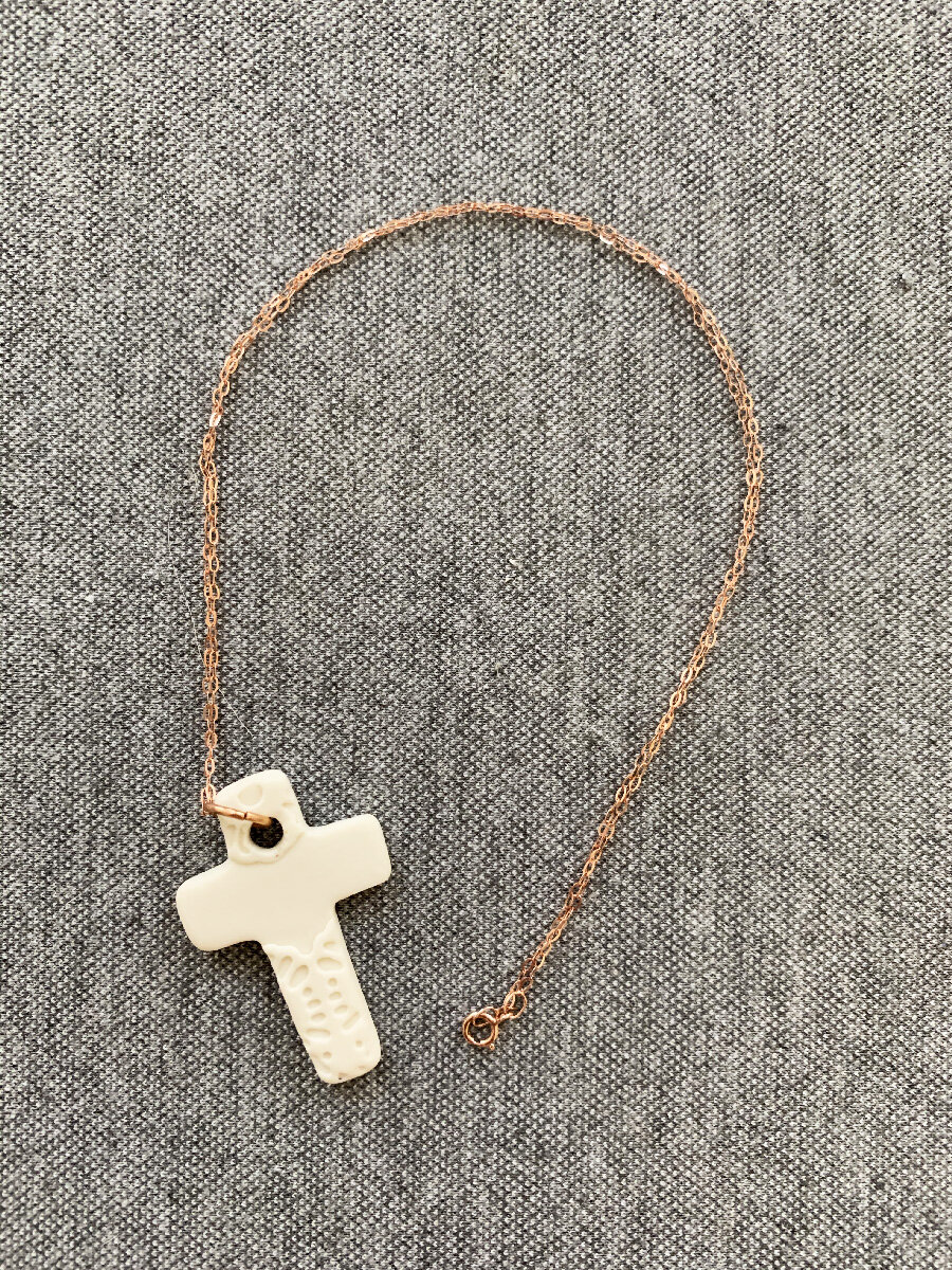 Pendentif croix en céramique avec chaîne or rose