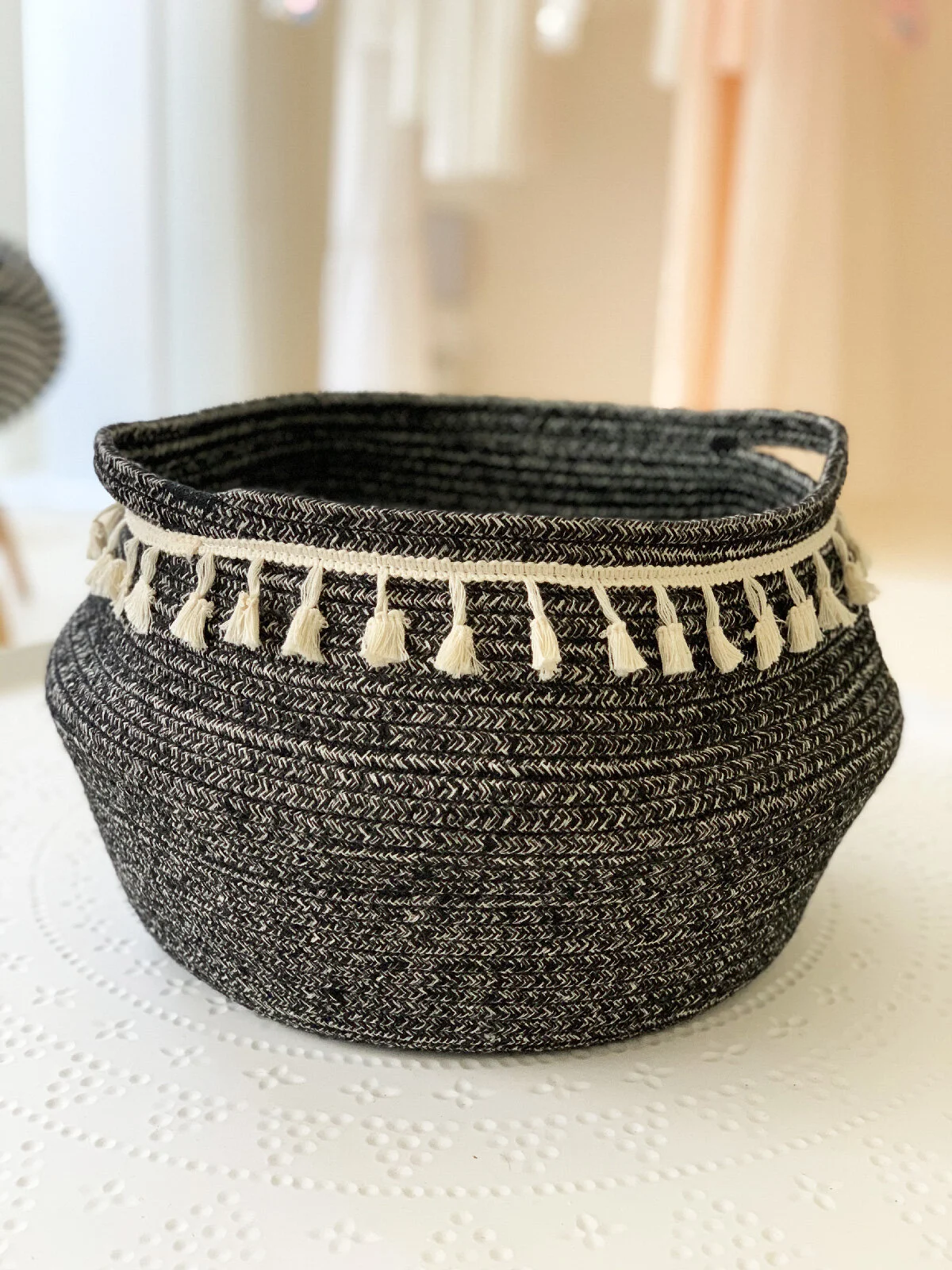 Panier boule en jute noire avec franges