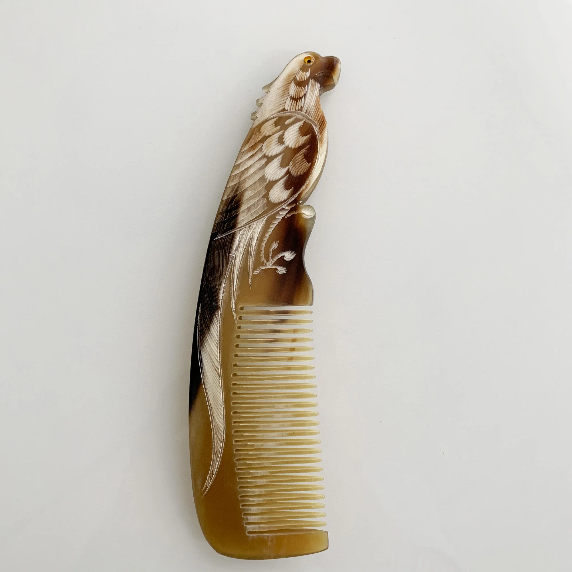 Peigne en véritable corne motif perroquet