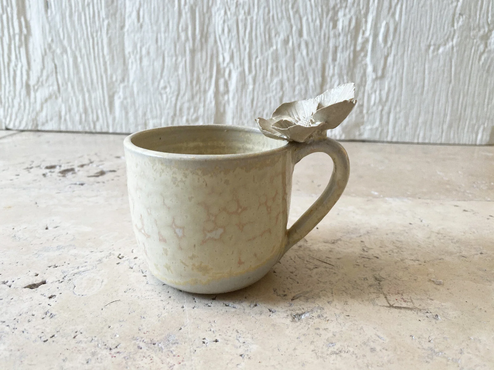 Tasse à l'anémone en grès