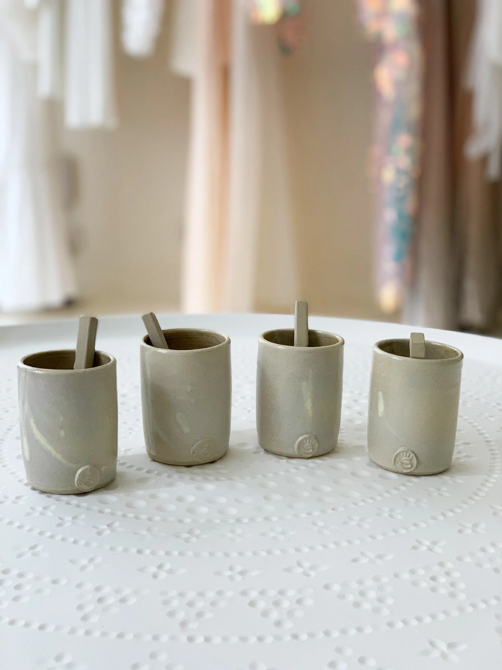 Set de quatre tasses à café en céramique