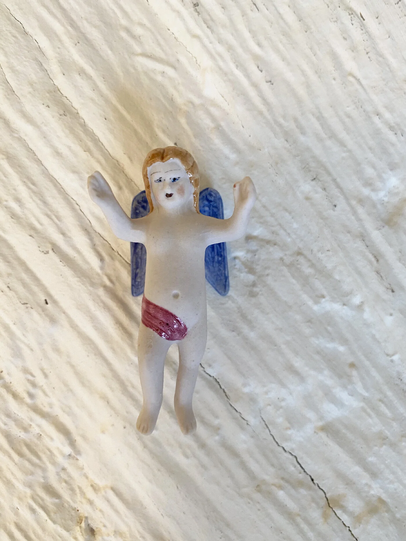 Antiquité : ange miniature porte bonheur en porcelaine
