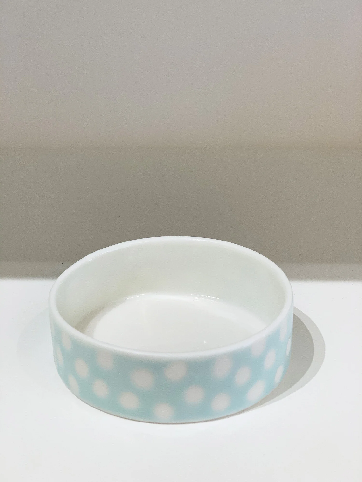 Soucoupe en céramique aux tons pastels