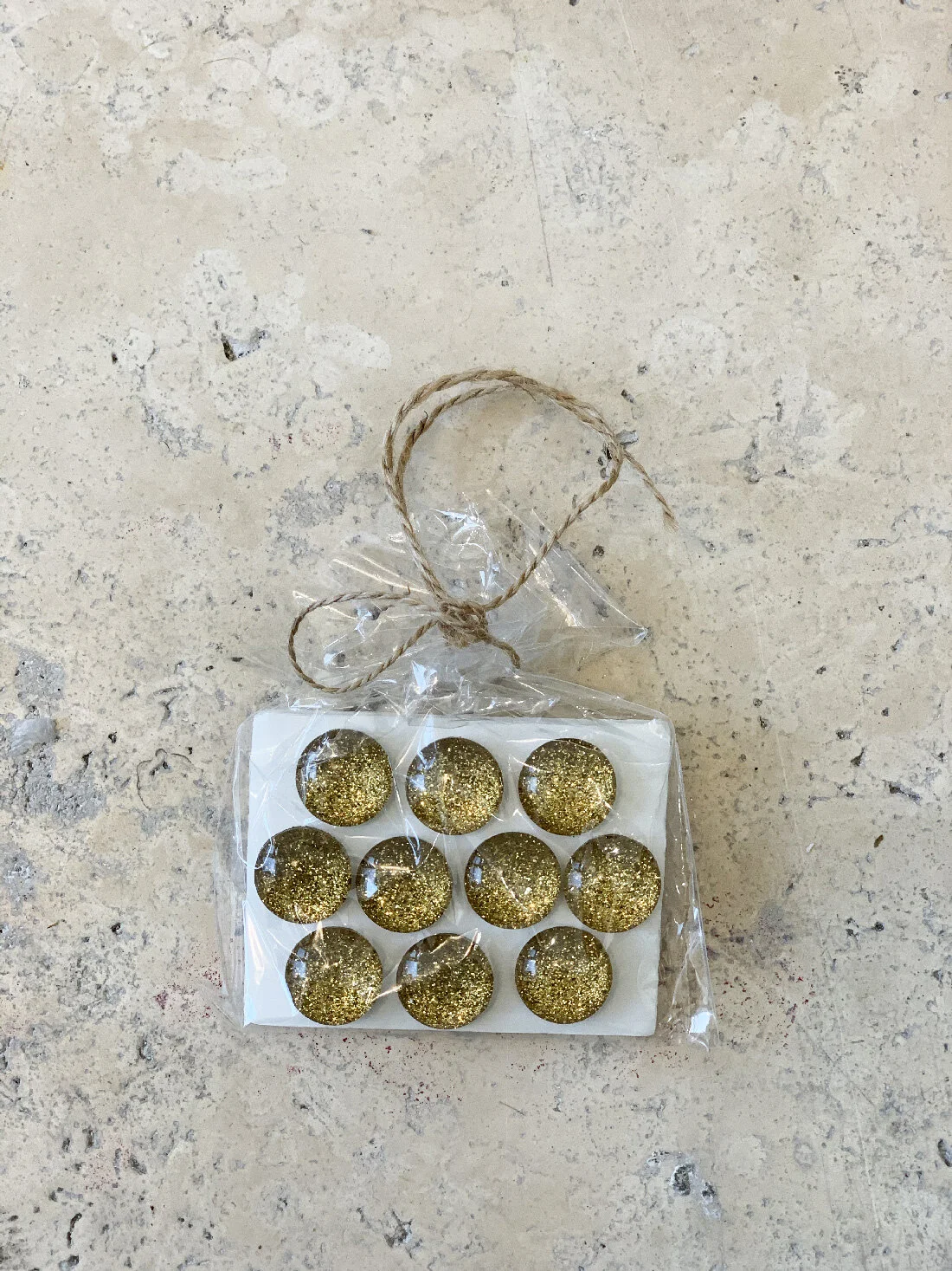 Boutons punaises pailletés