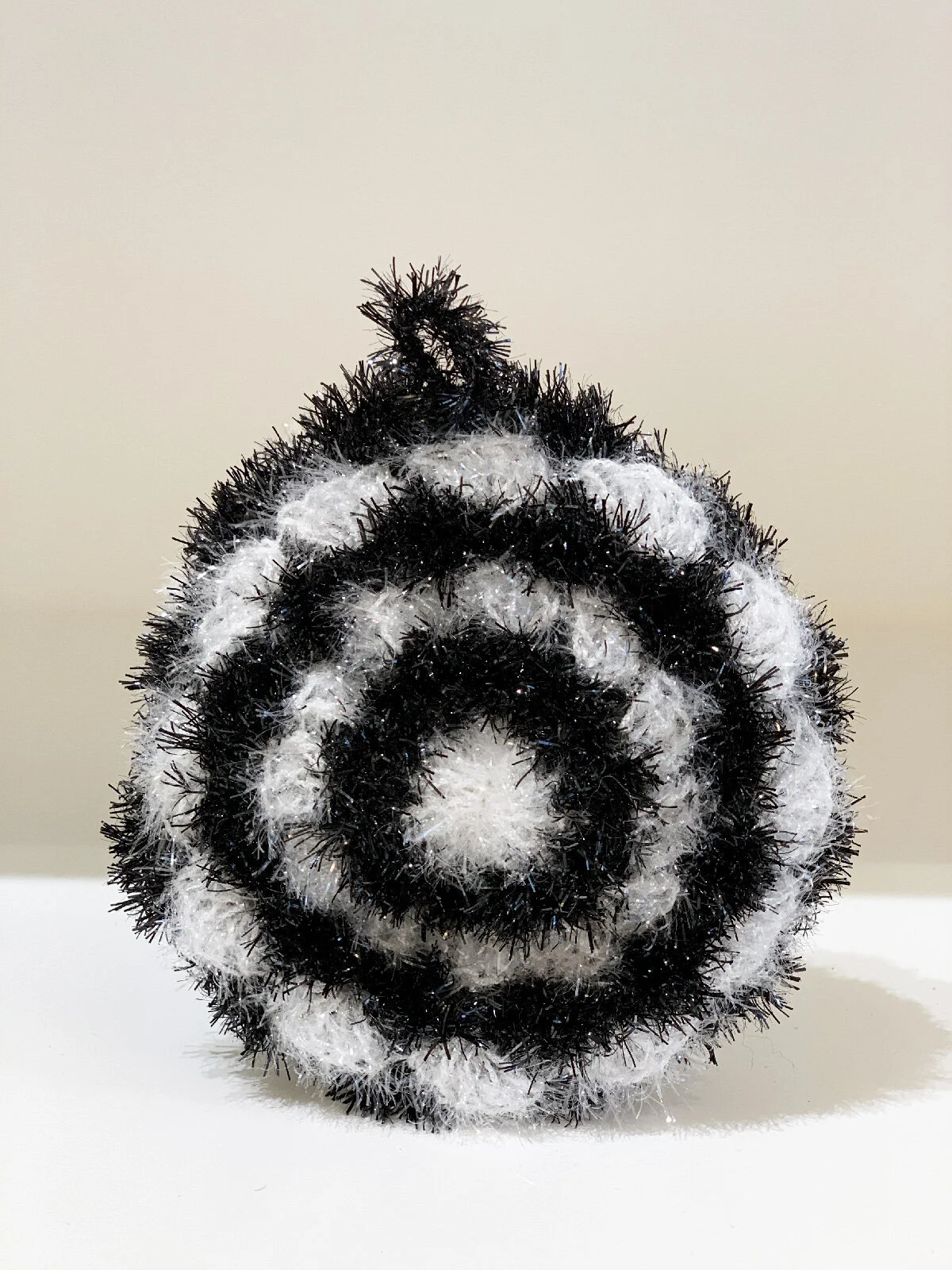 Eponge Lurex Tawashi circulaire noir et blanc