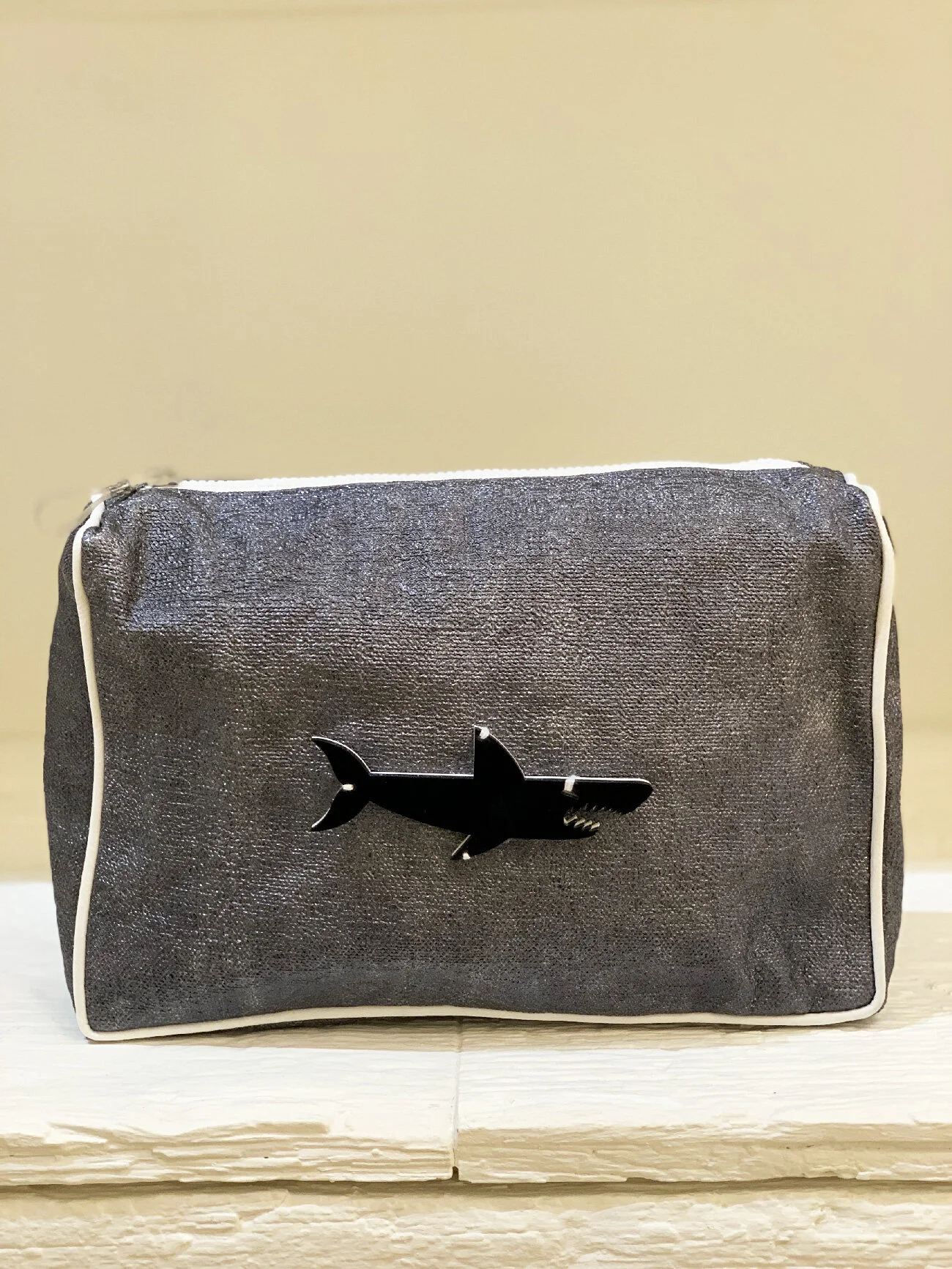 Pochette satinée couleur charbon motif requin noir