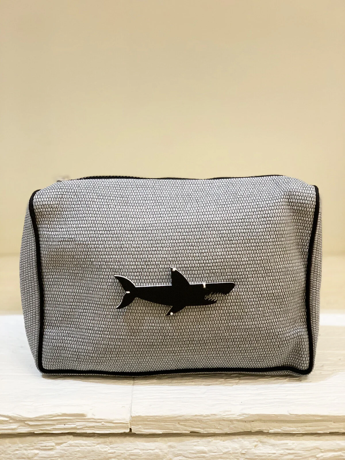 Pochette mate grise motif requin noir