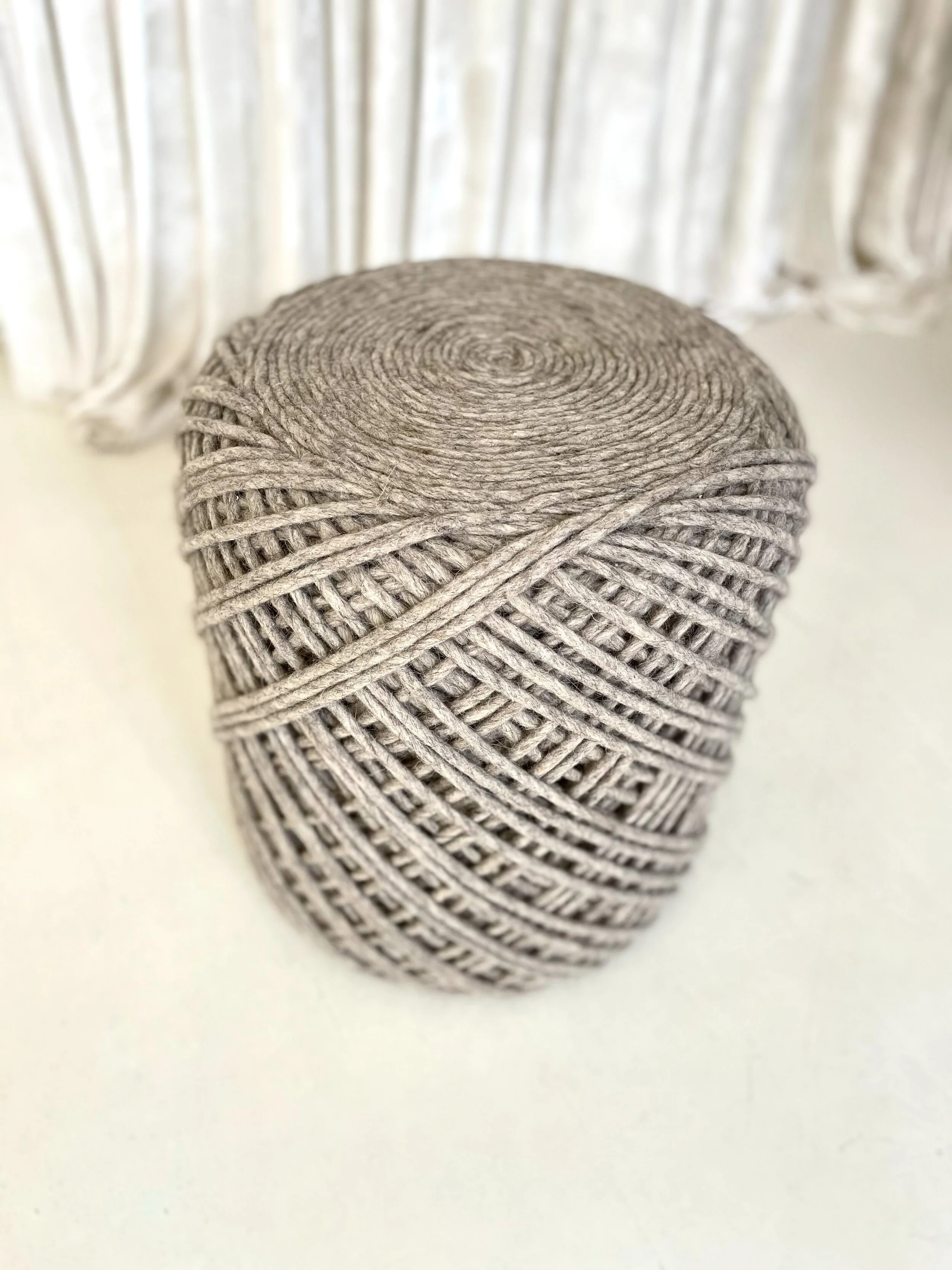 Pouf pelote de laine